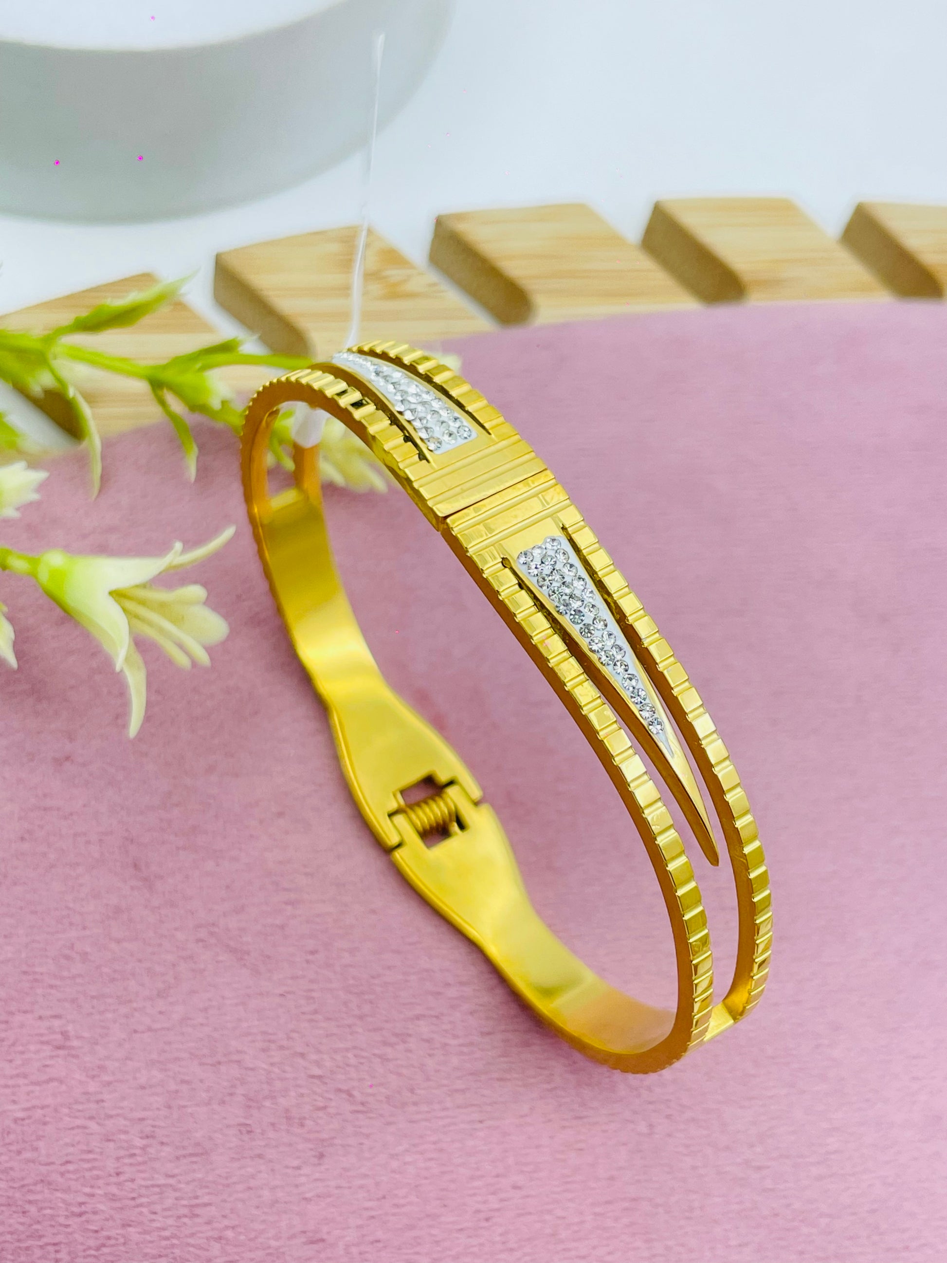 Elegant Gold Bracelet with Diamond Accents