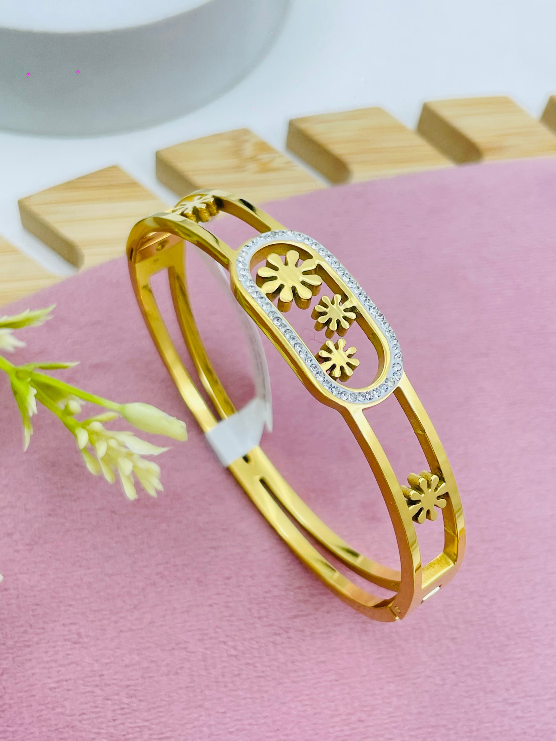 Elegant Gold Floral Bangle Bracelet for Women