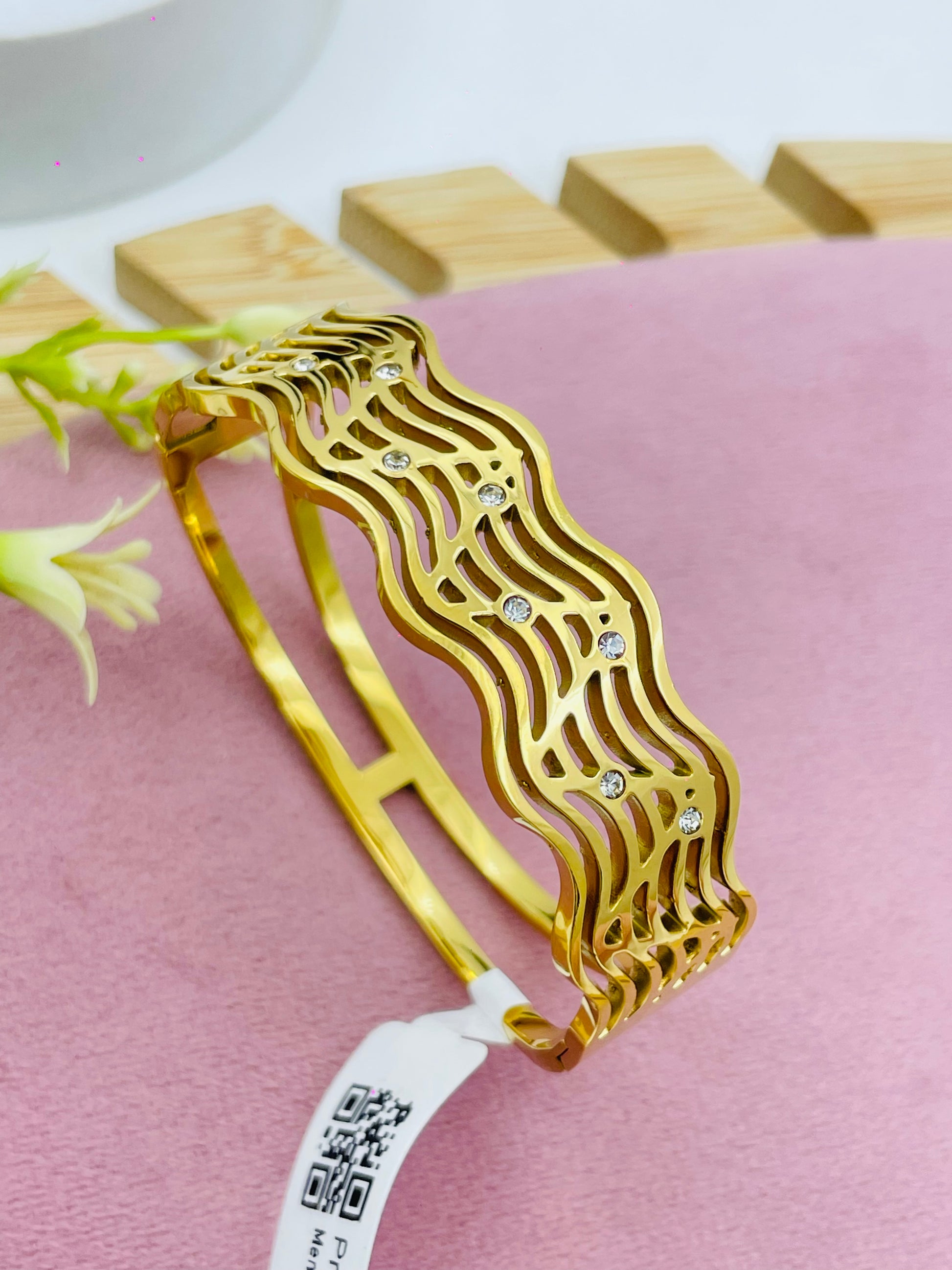 Elegant Wave Design Gold Bracelet with Diamonds