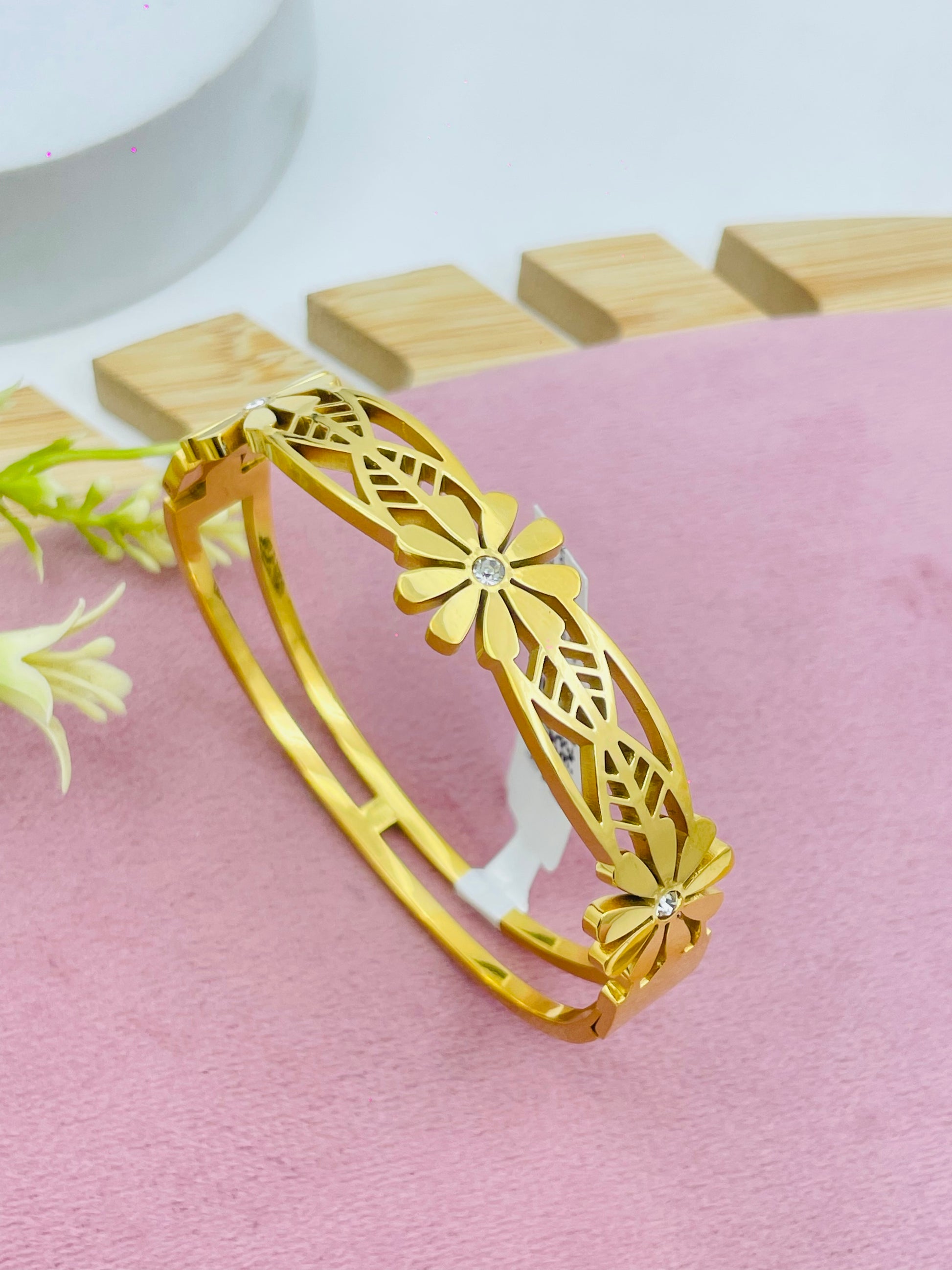 Elegant Floral Gold Bracelet with Diamond Accents
