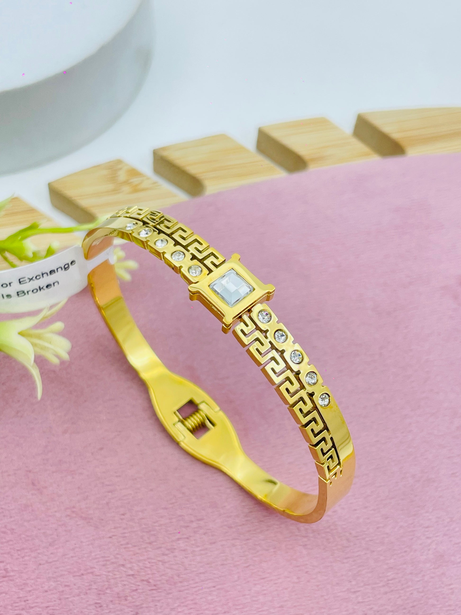 Elegant Gold Bracelet with Diamond Accents