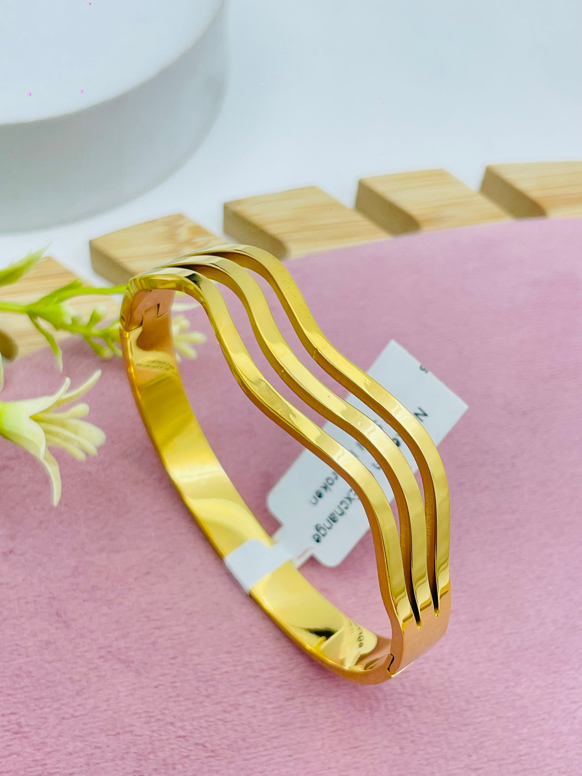 Stylish Wave Gold Bangle for Women