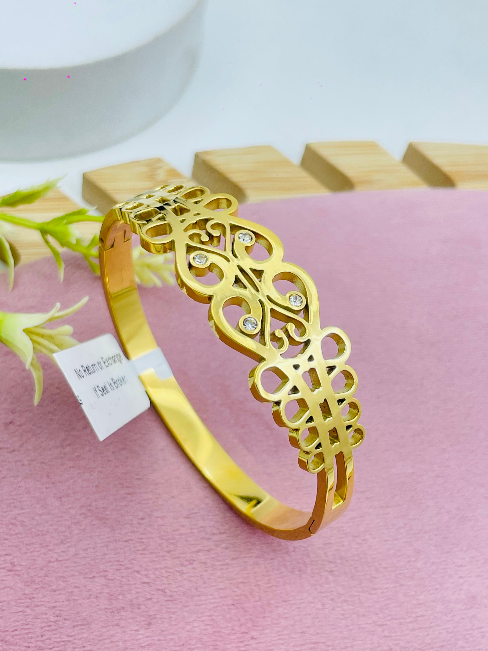 Elegant Gold Filigree Bracelet with Diamonds