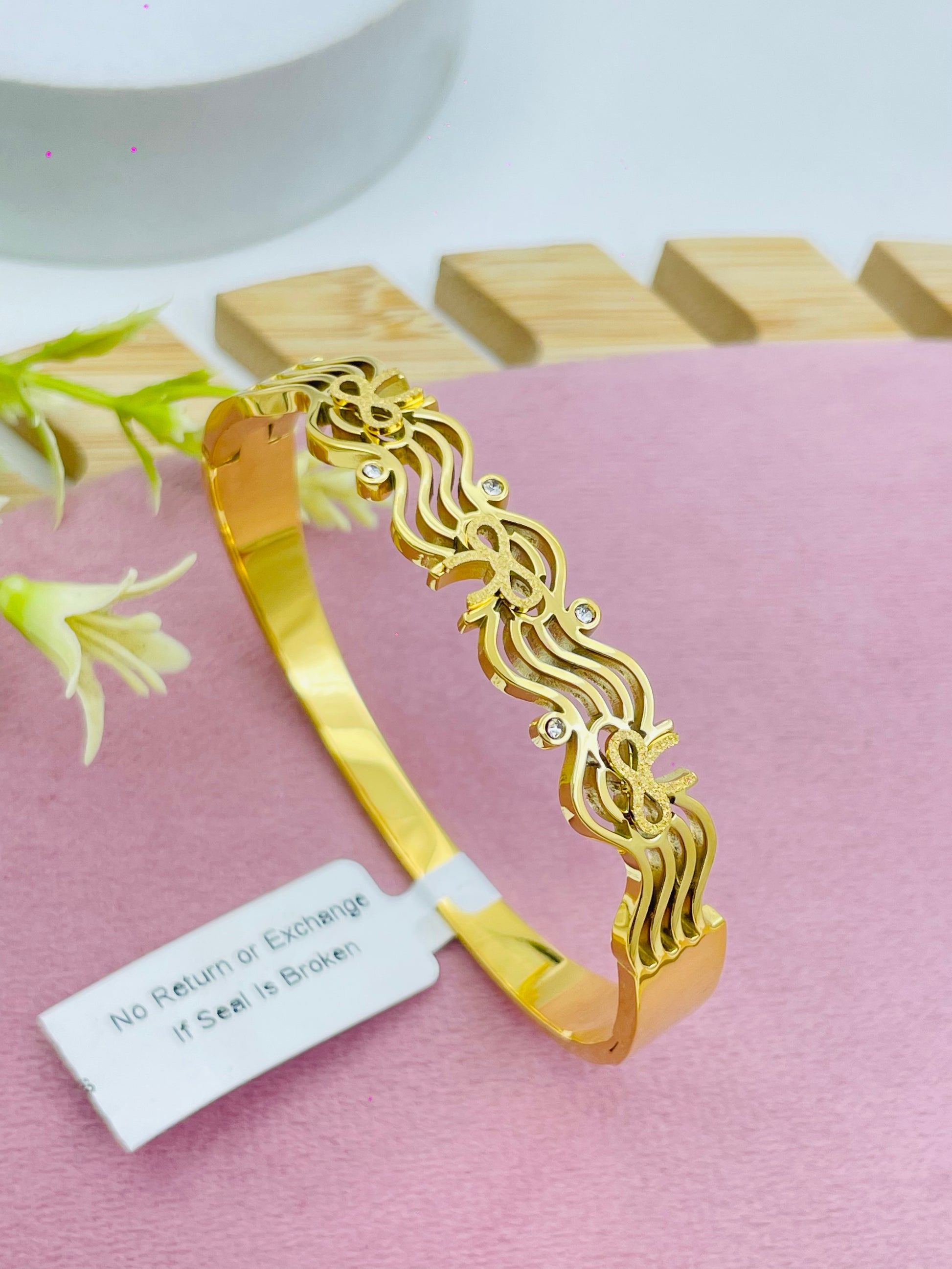 Elegant Gold Filigree Bangle for Women