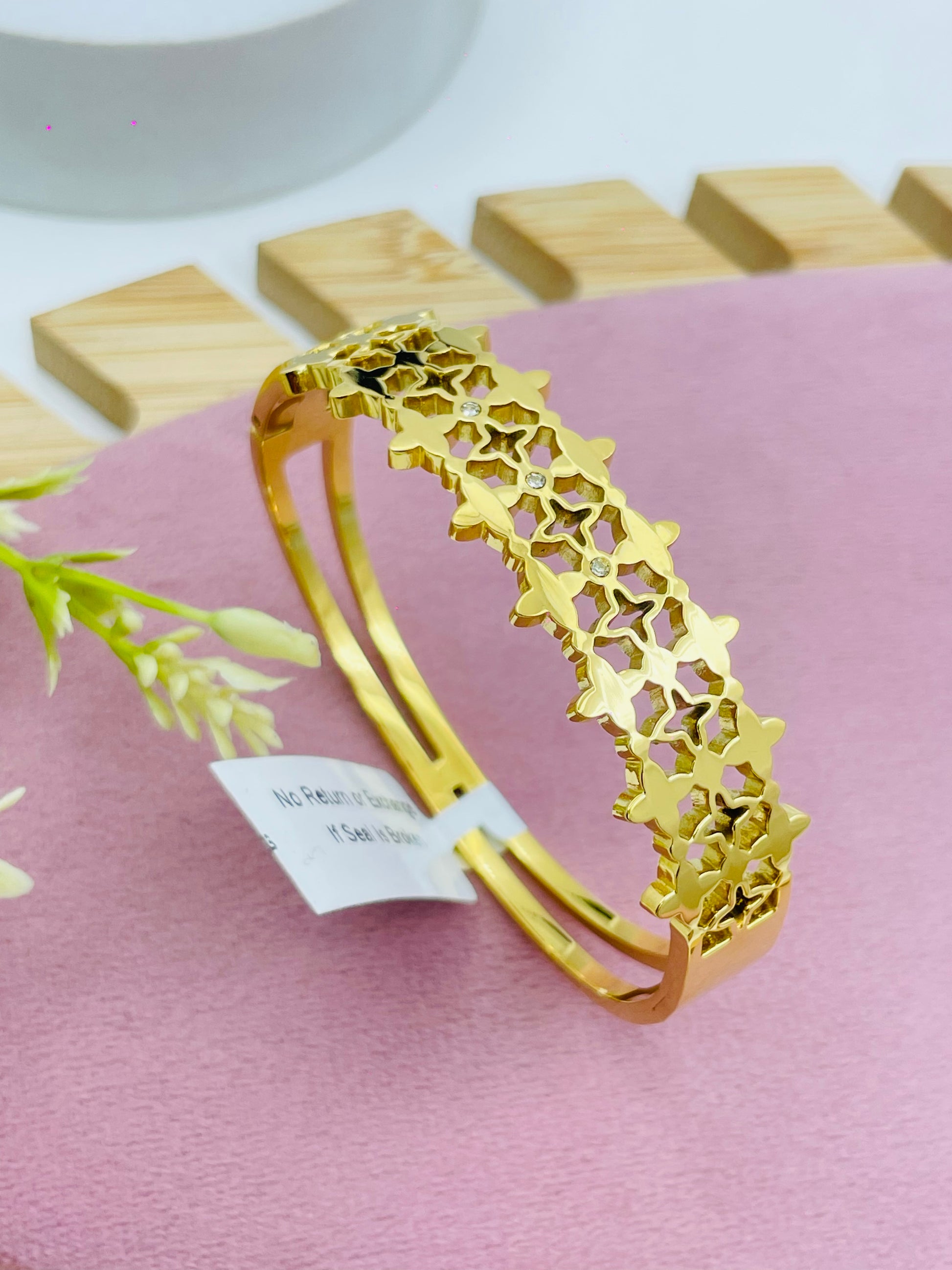 Elegant Gold Star Pattern Bracelet  Perfect Accessory