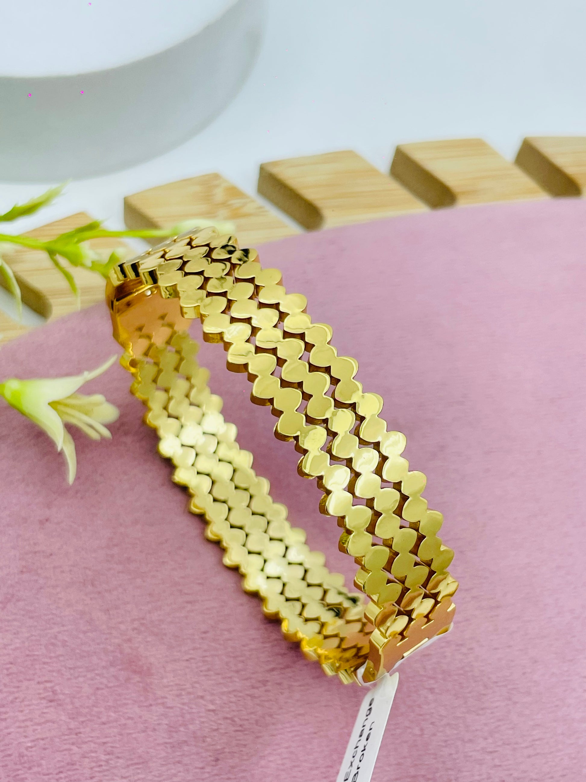 Stylish Gold Tone Geometric Bracelet for Any Occasion
