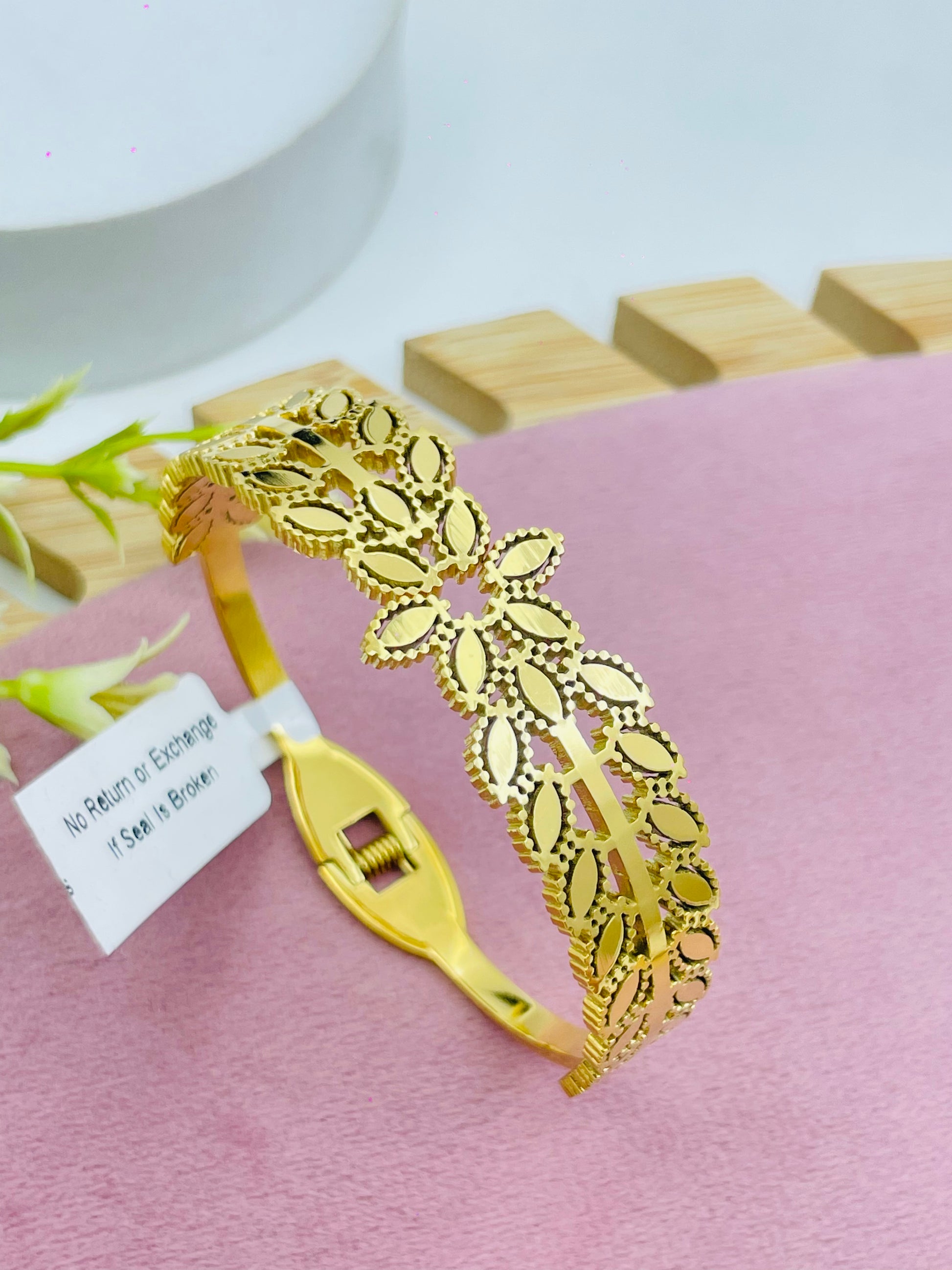 Elegant Gold Floral Filigree Bracelet for Women
