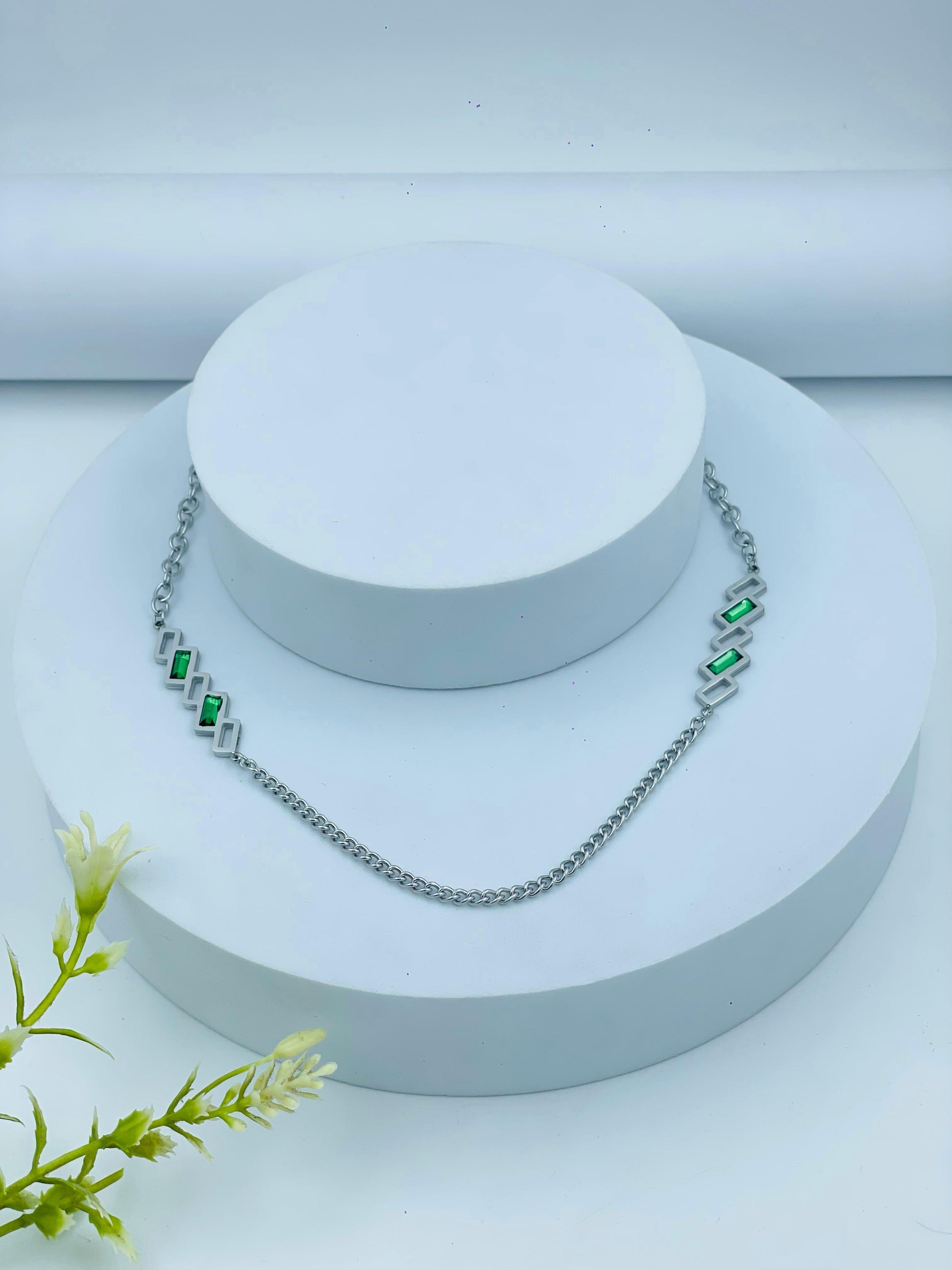 Modern Geometric Chain Necklace with Green Accents – Trendy Statement Jewelry