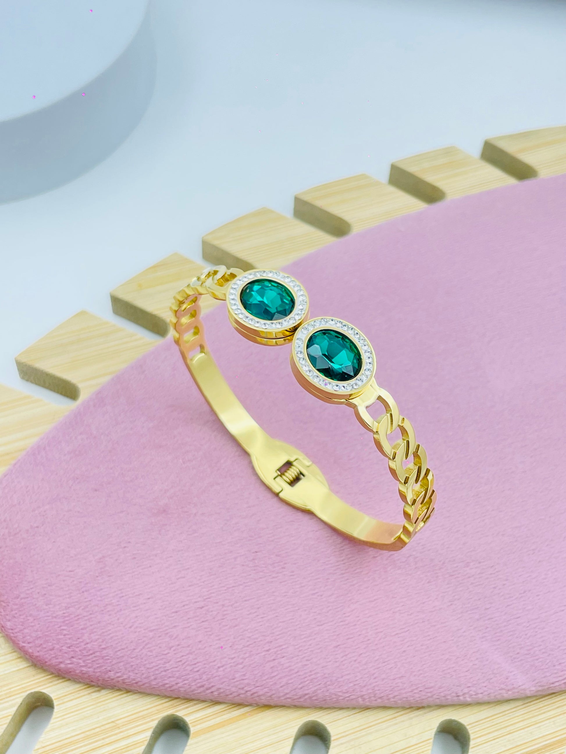 Elegant Gold Bracelet with Green Gemstones