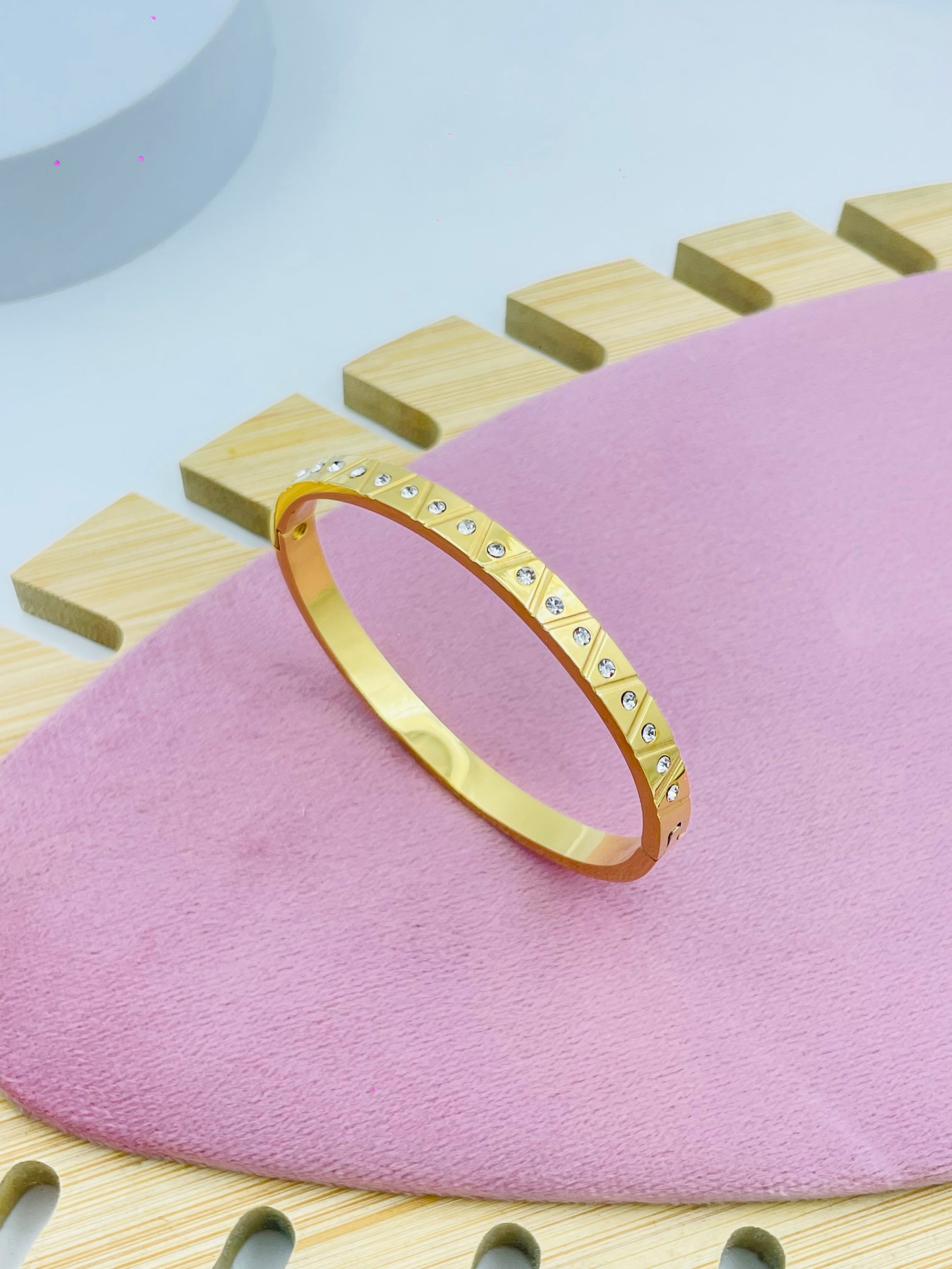 Elegant Gold Bracelet with Diamond Accents