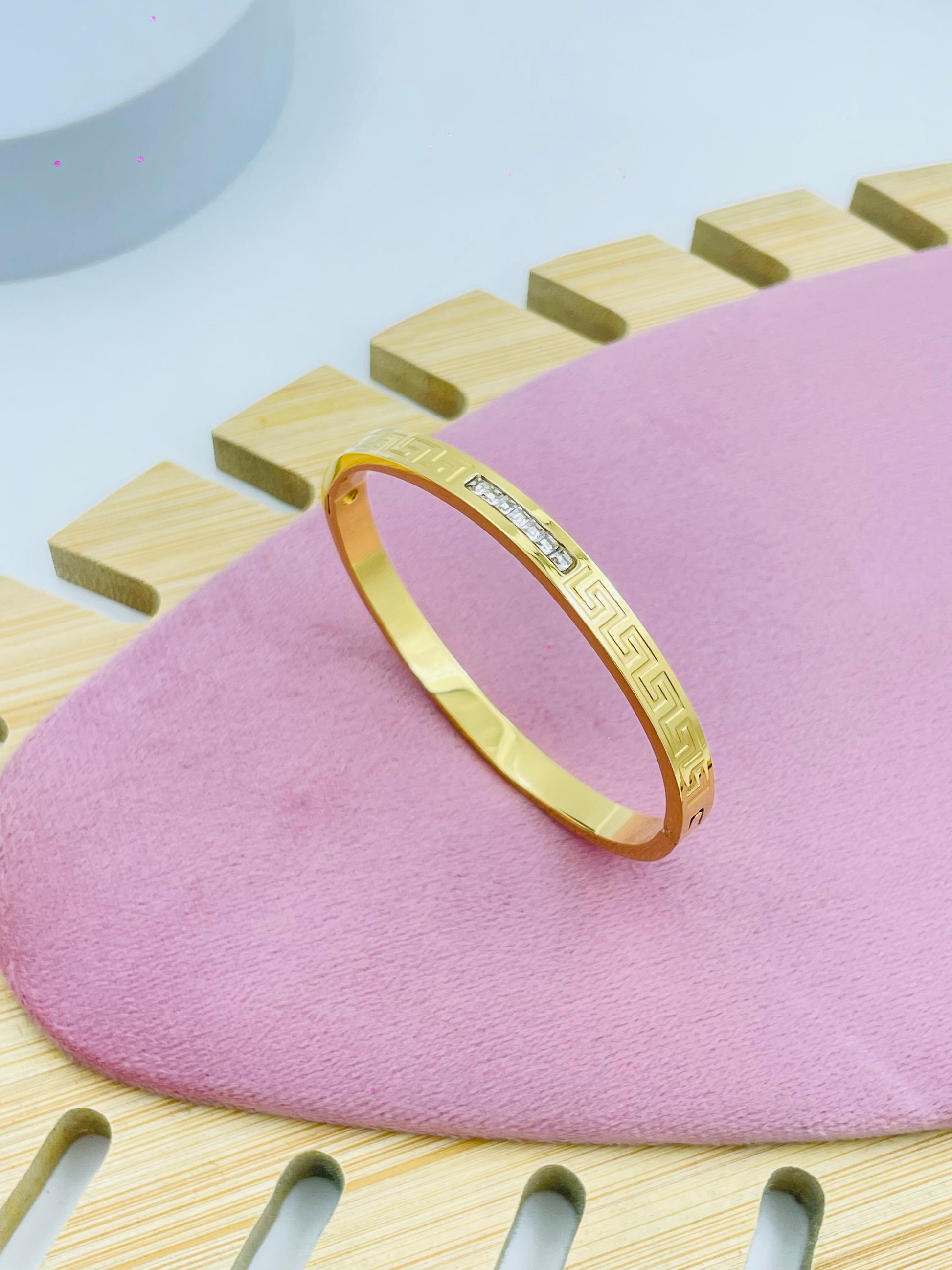 Elegant Gold Geometric Bangle for Women