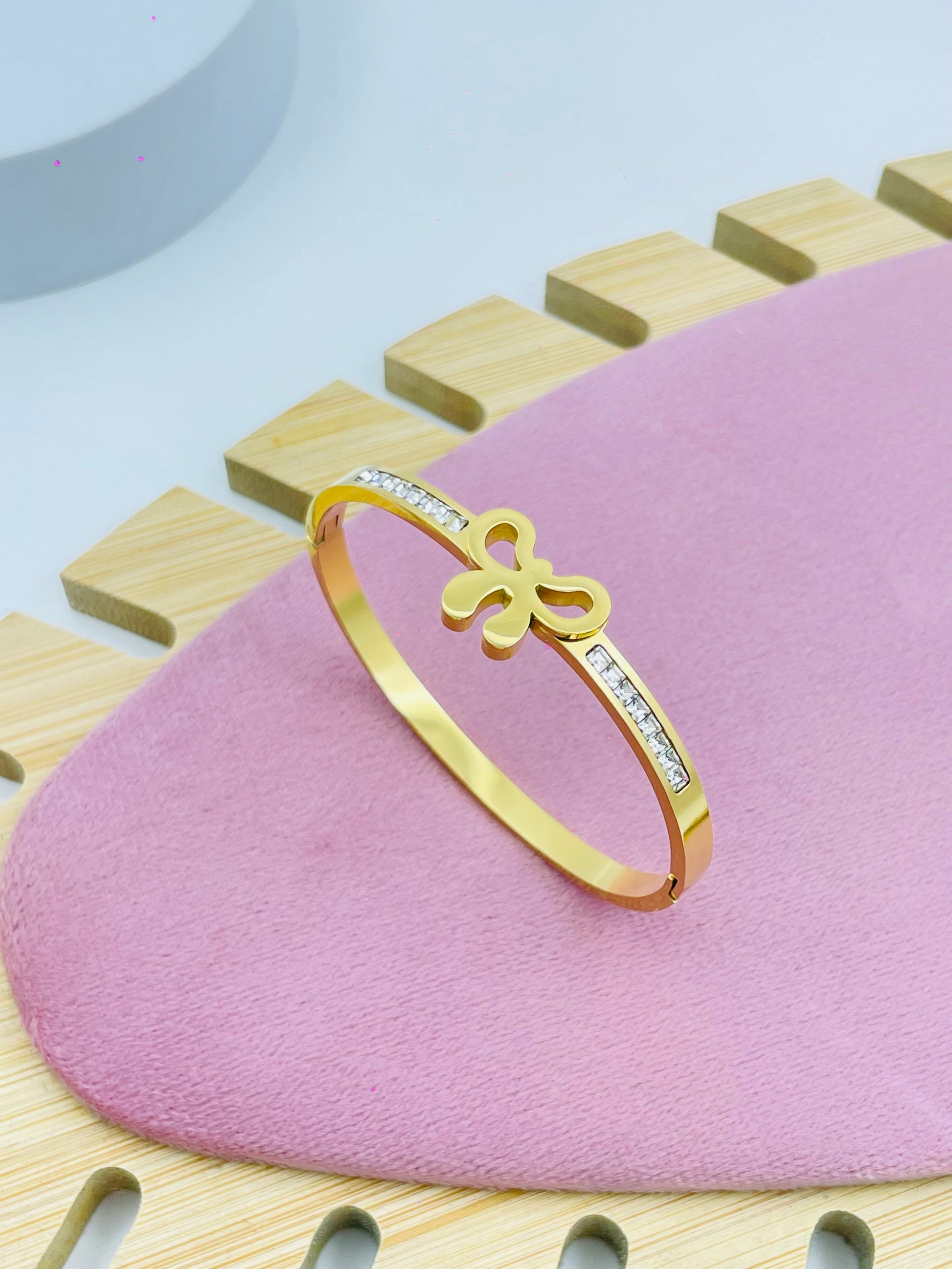 Elegant Gold Bracelet with Diamond Accents