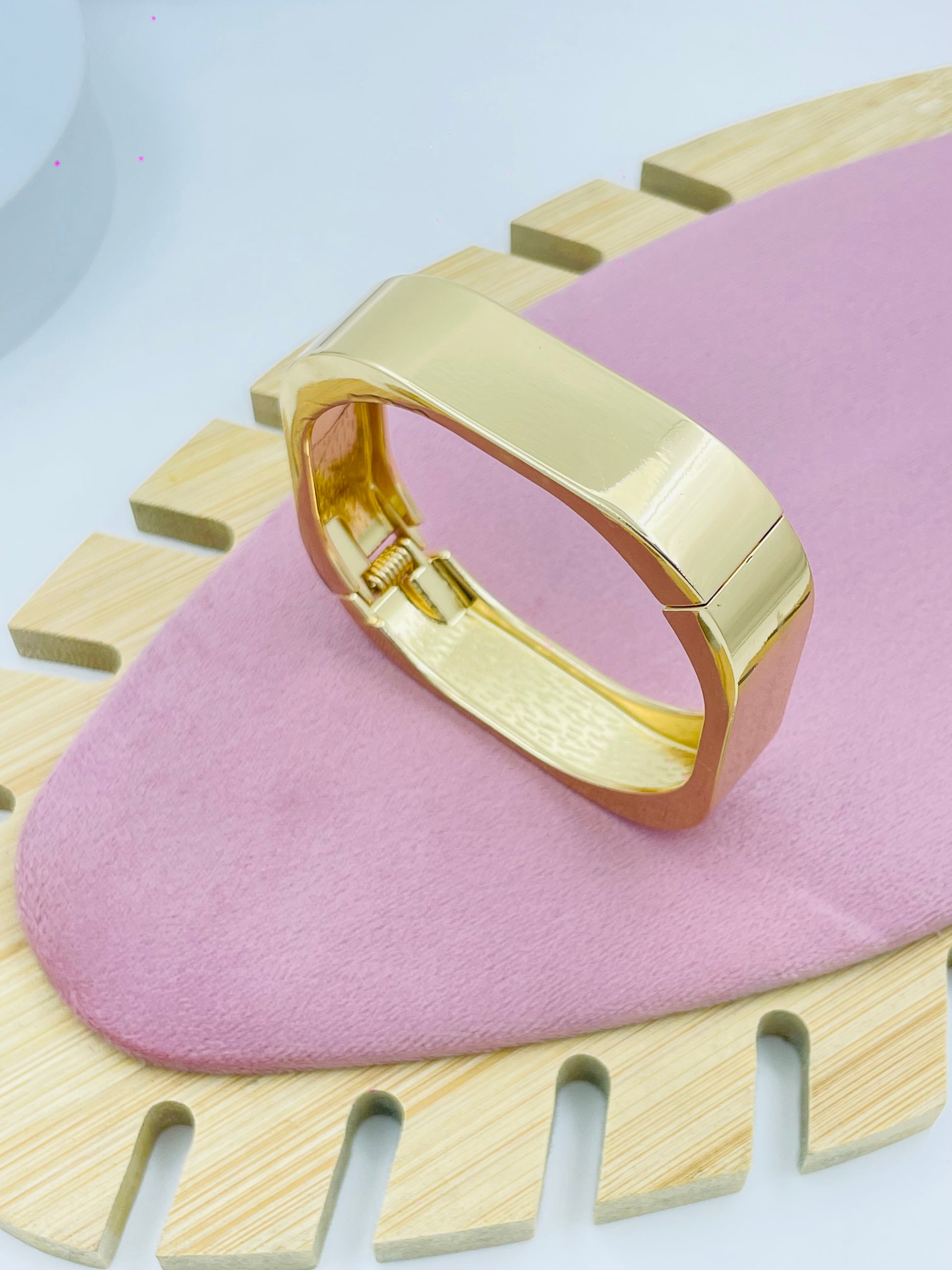 Elegant Gold Geometric Bangle Bracelet