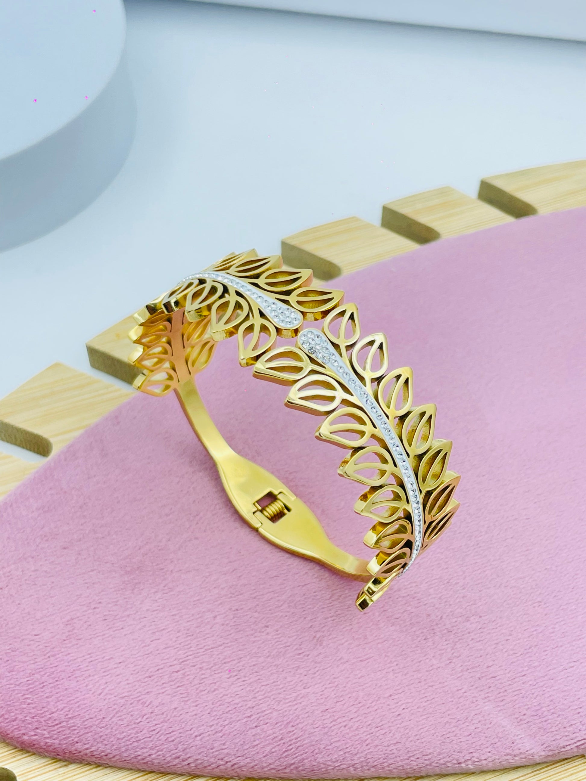 Elegant Gold Leaf Design Bracelet  Perfect for Every Occasion