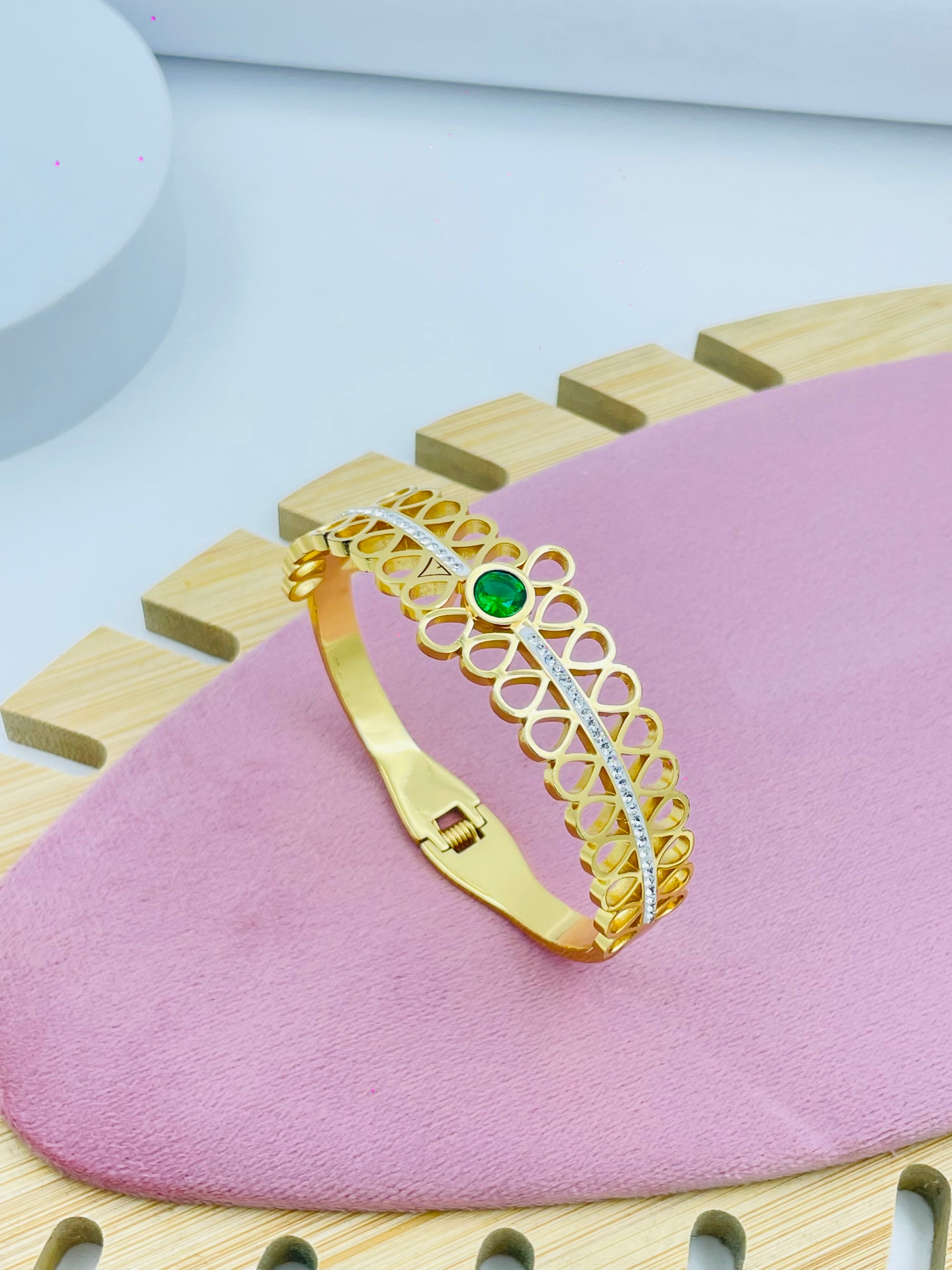 Elegant Green Gemstone Gold Bracelet