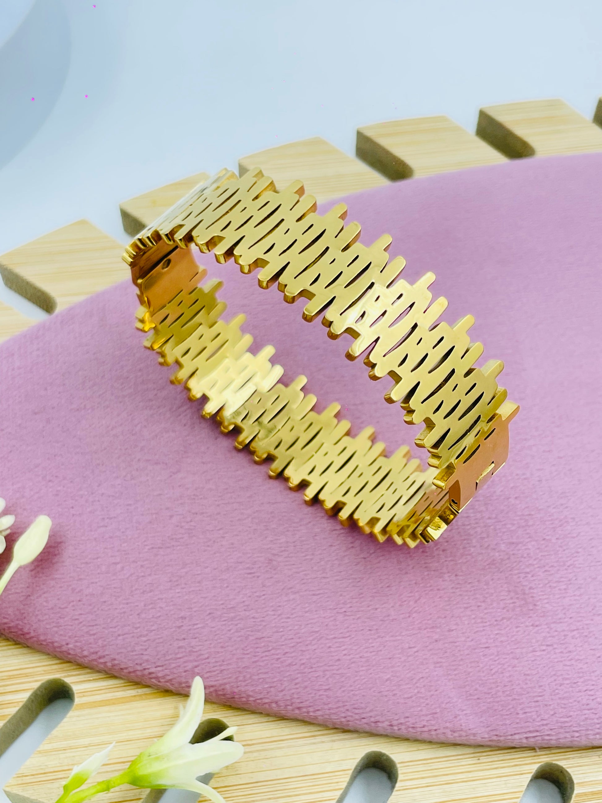 Elegant Gold Zigzag Design Bracelet