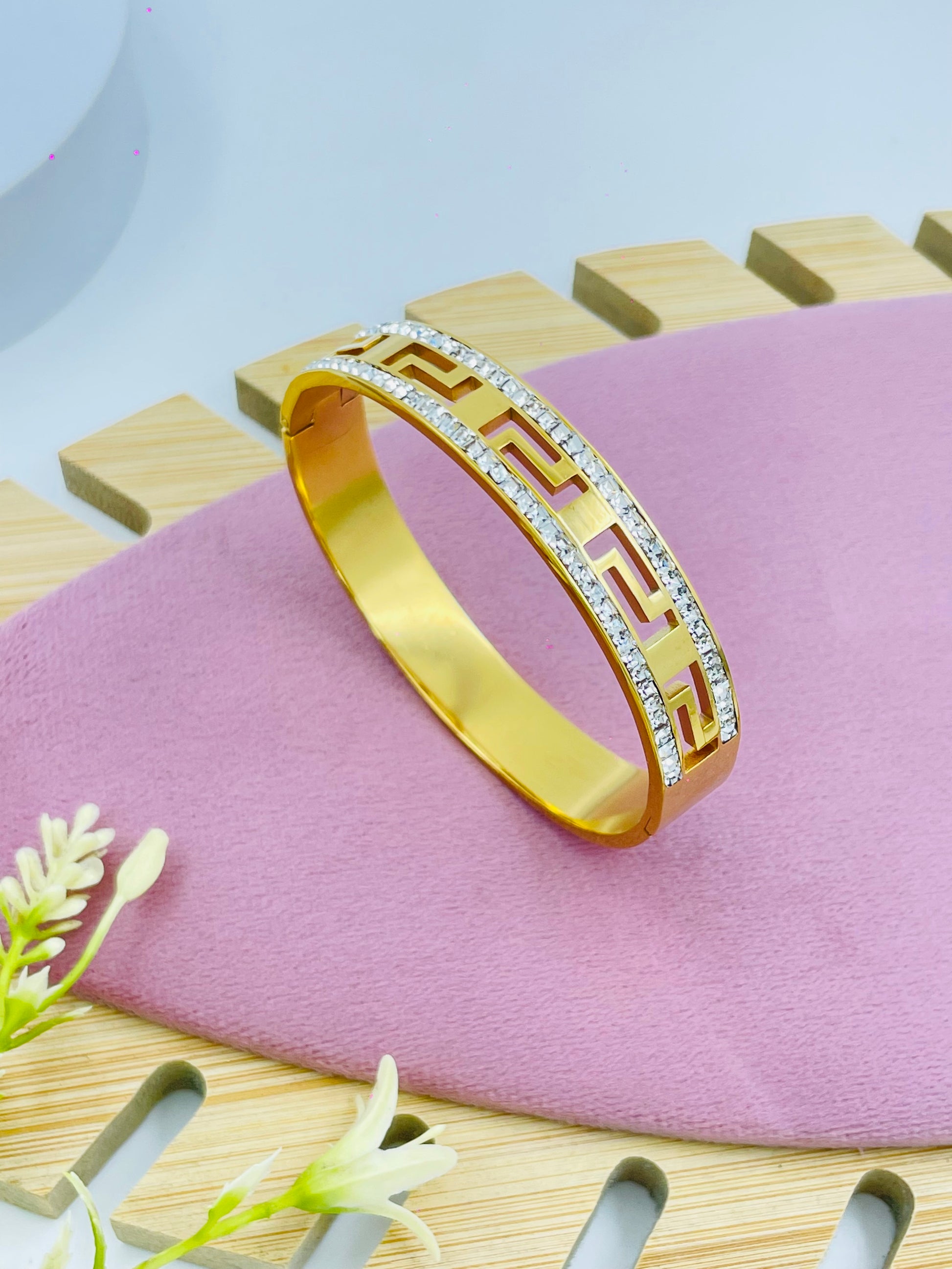 Elegant Gold Geometric Design Bangle