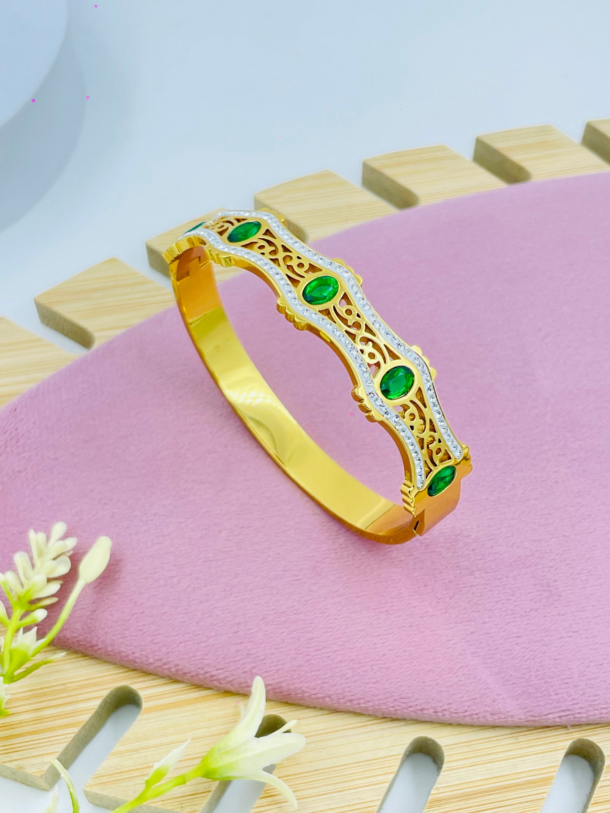 Elegant Gold Bracelet with Green Gemstones