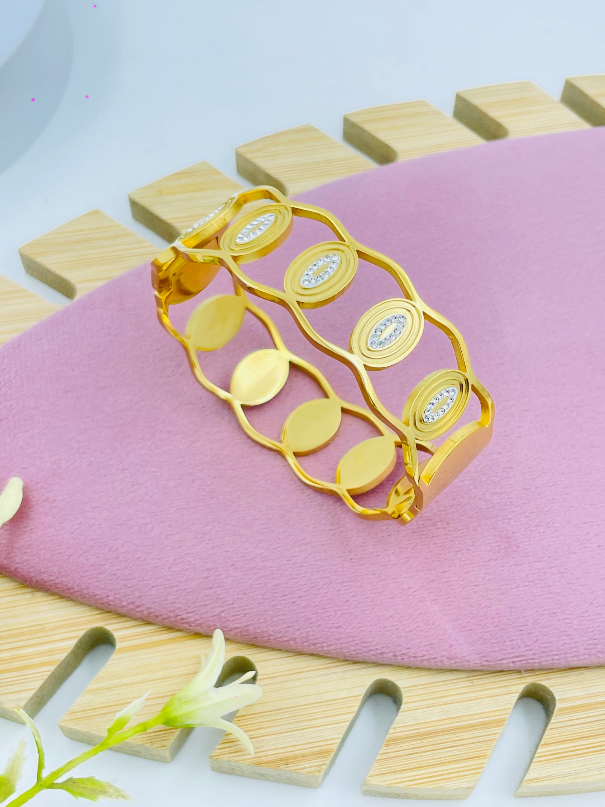 Elegant Gold Plated Oval Bracelet with Unique Design