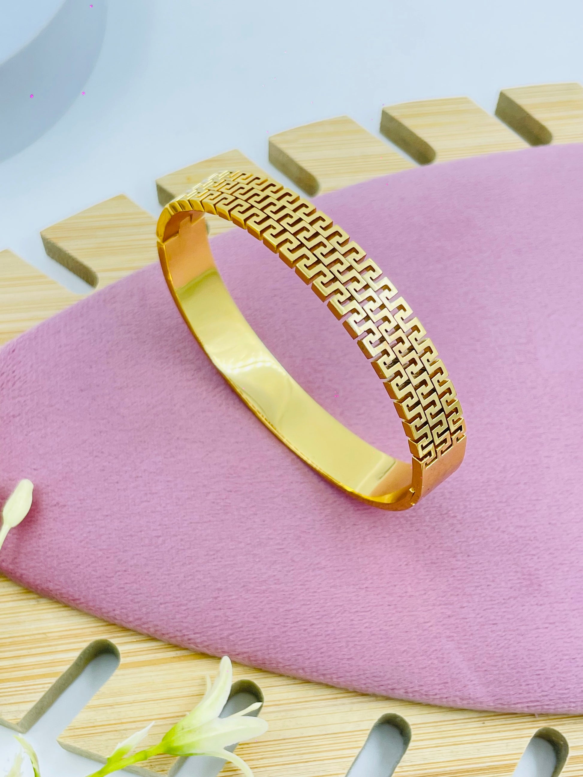 Elegant Gold Plated Geometric Bracelet  Stylish Accessory