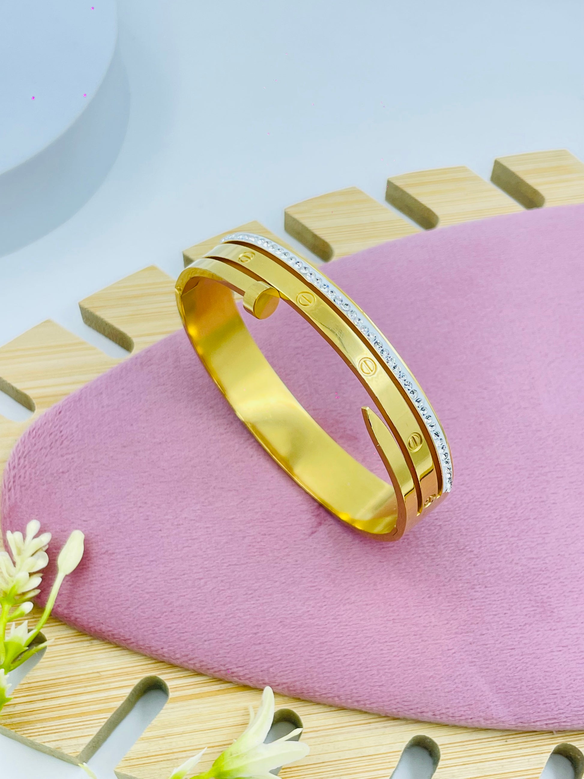Stylish Gold and Silver Bracelet for Elegant Fashion