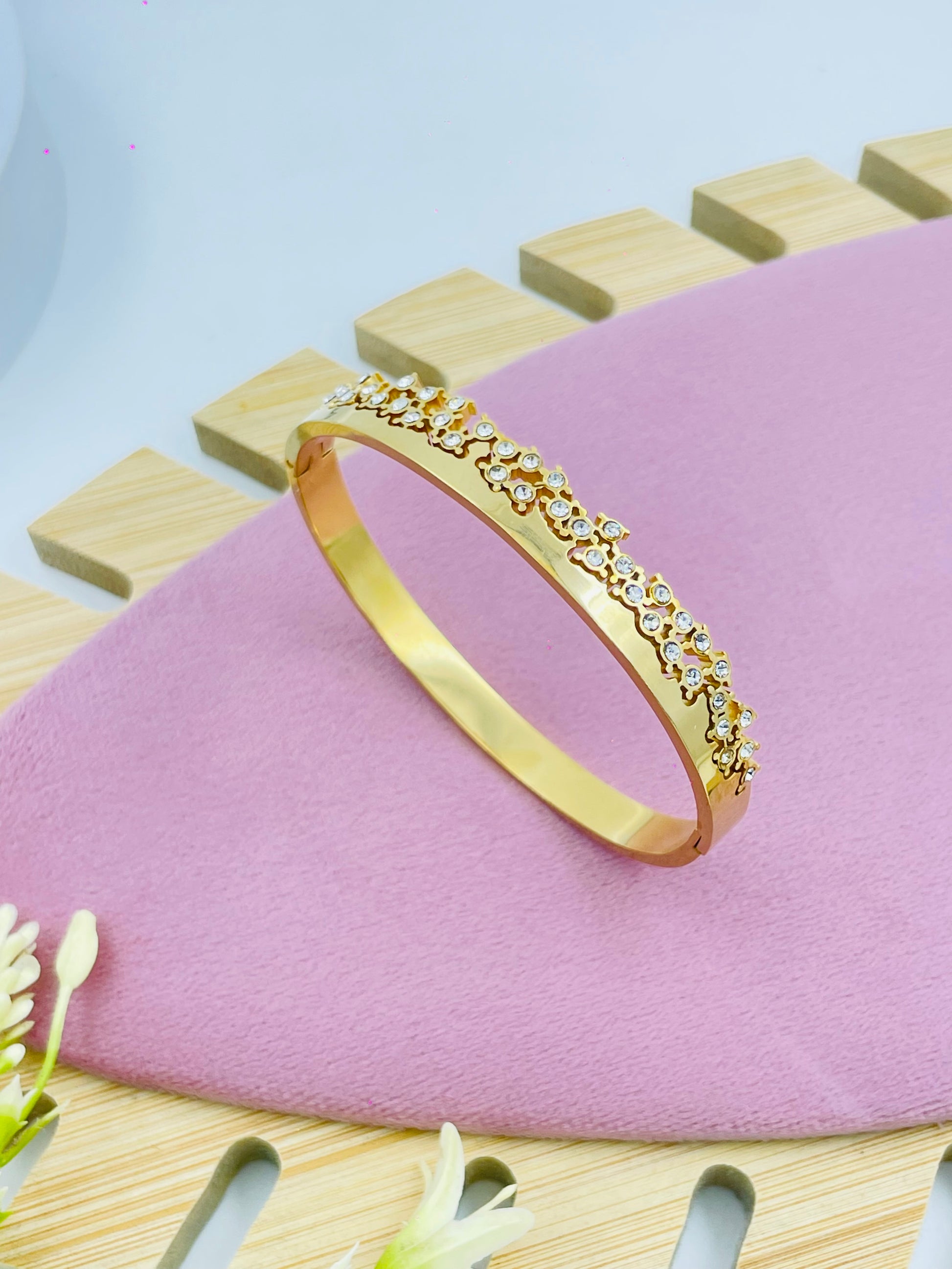 Elegant Gold Floral Bangle Bracelet