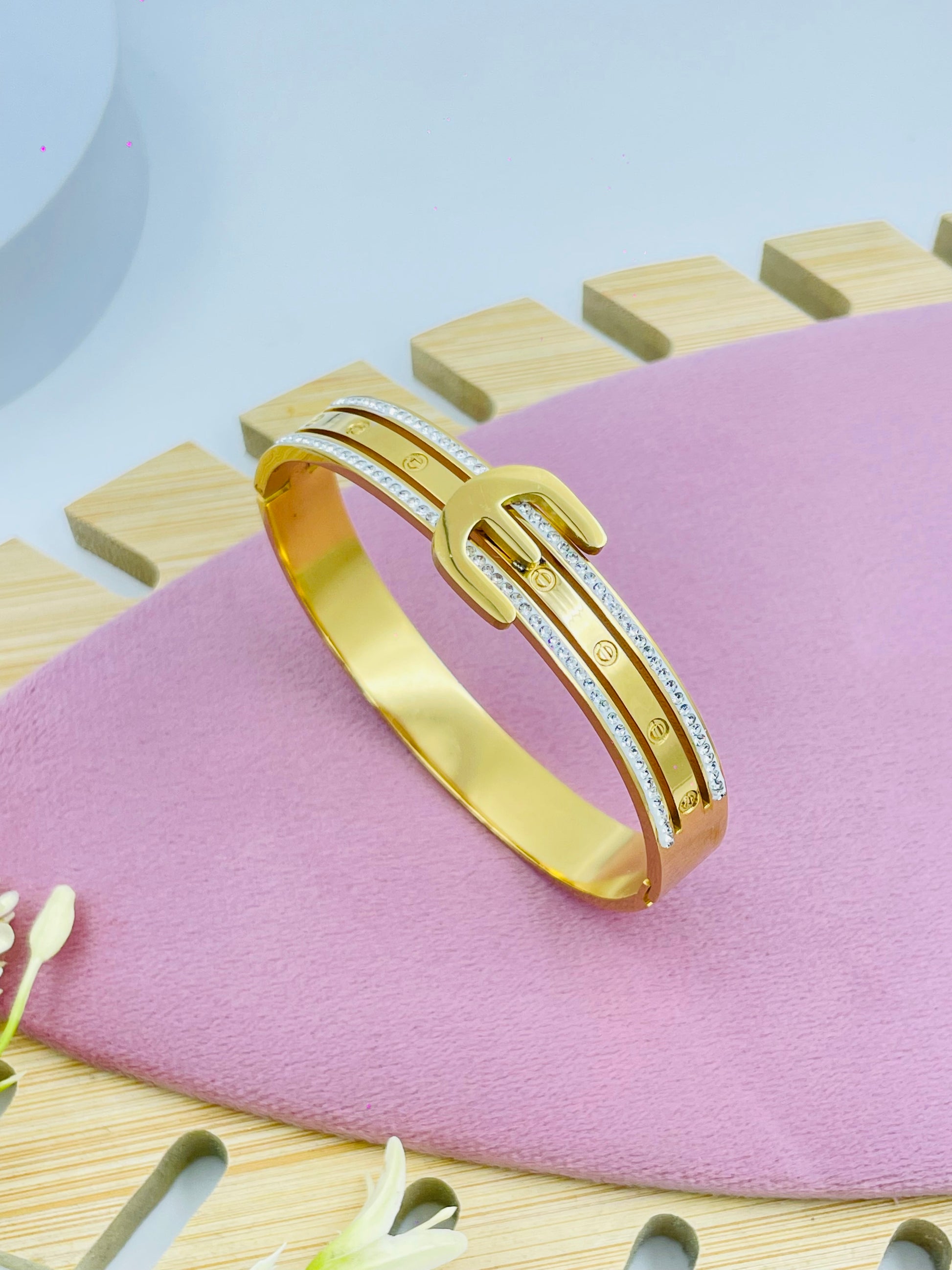 Elegant Gold and Diamond Bracelet