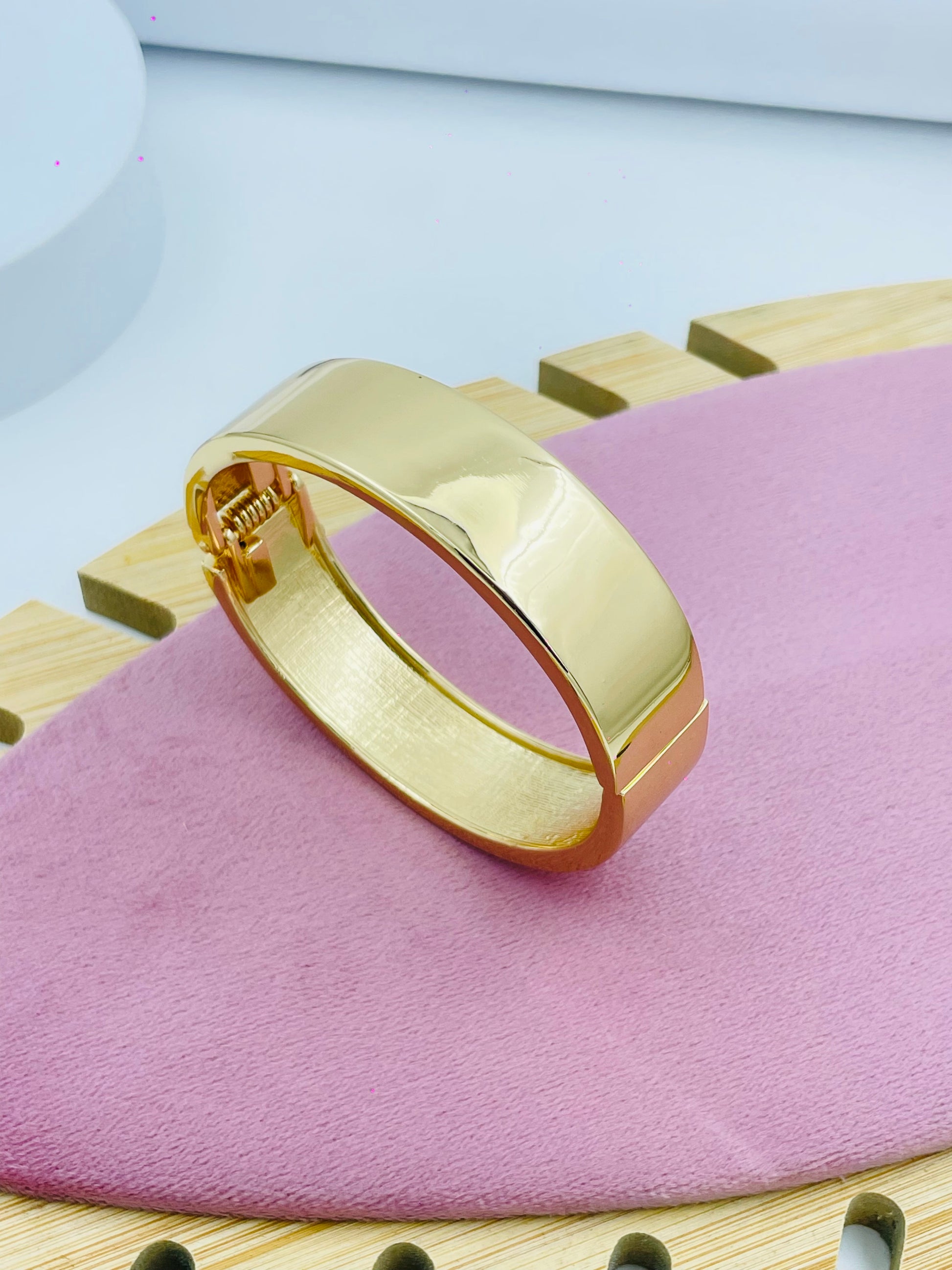 Elegant Gold Tone Metal Bracelet for Stylish Accessory