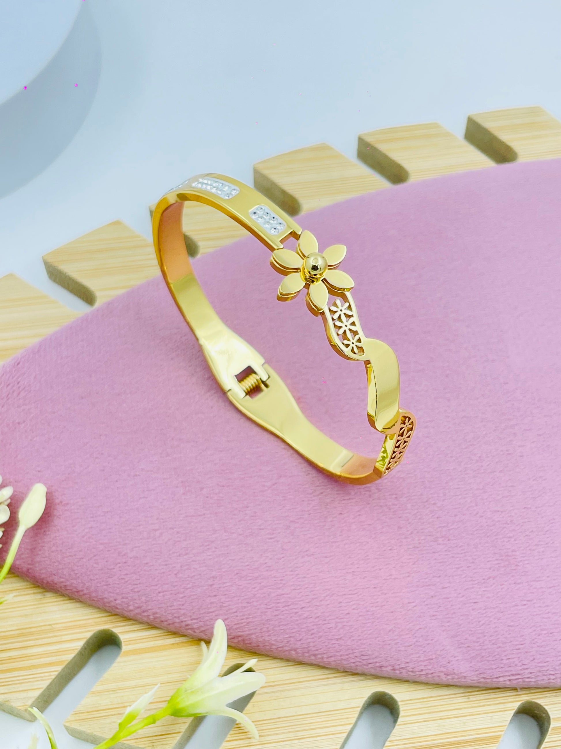 Elegant Floral Design Golden Bracelet