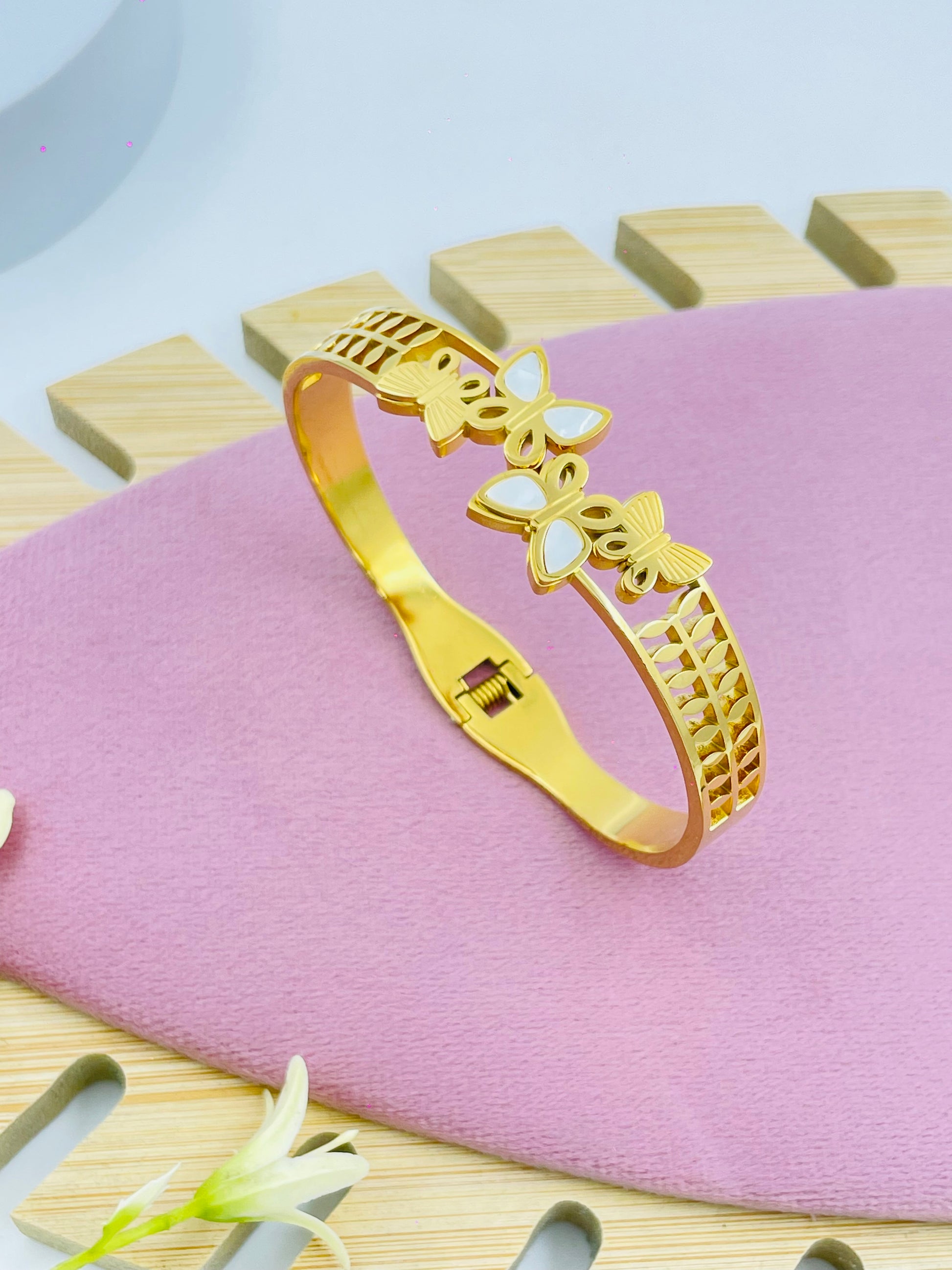 Elegant Gold Bracelet with Butterfly Design