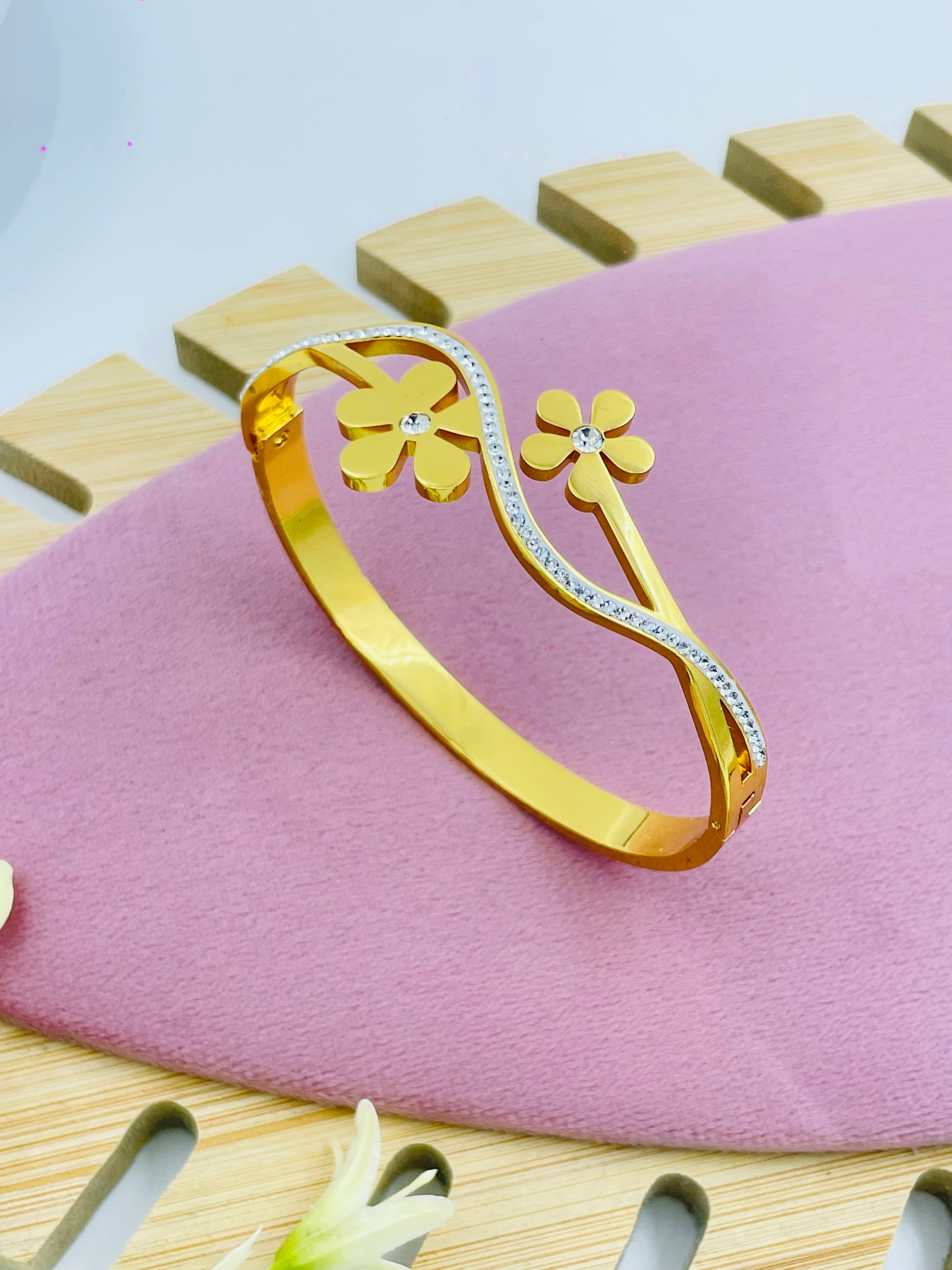 Elegant Gold Floral Bracelet with Diamond Accents