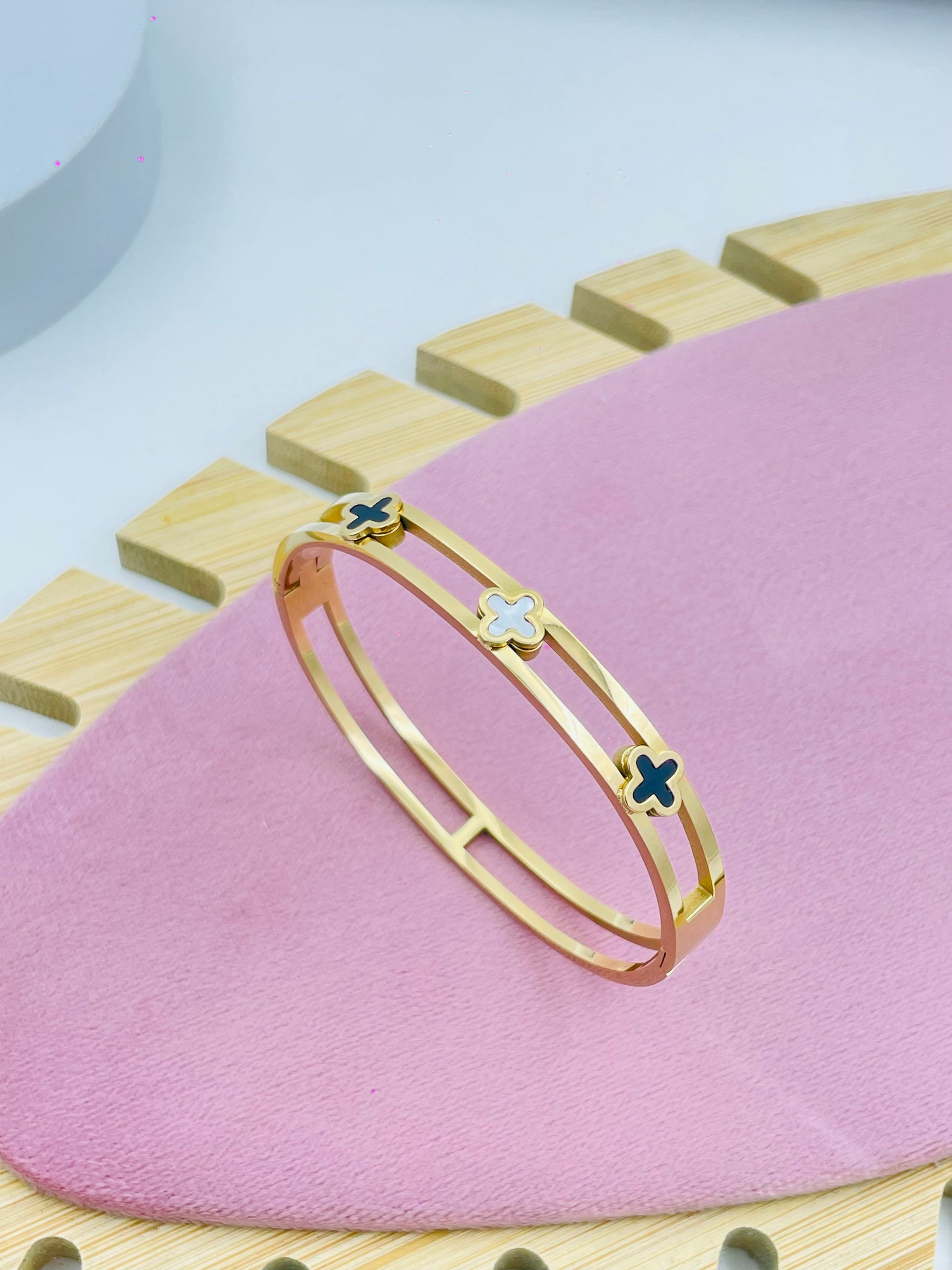 Clover Gold Bangle  Elegant ThreeLeaf Design