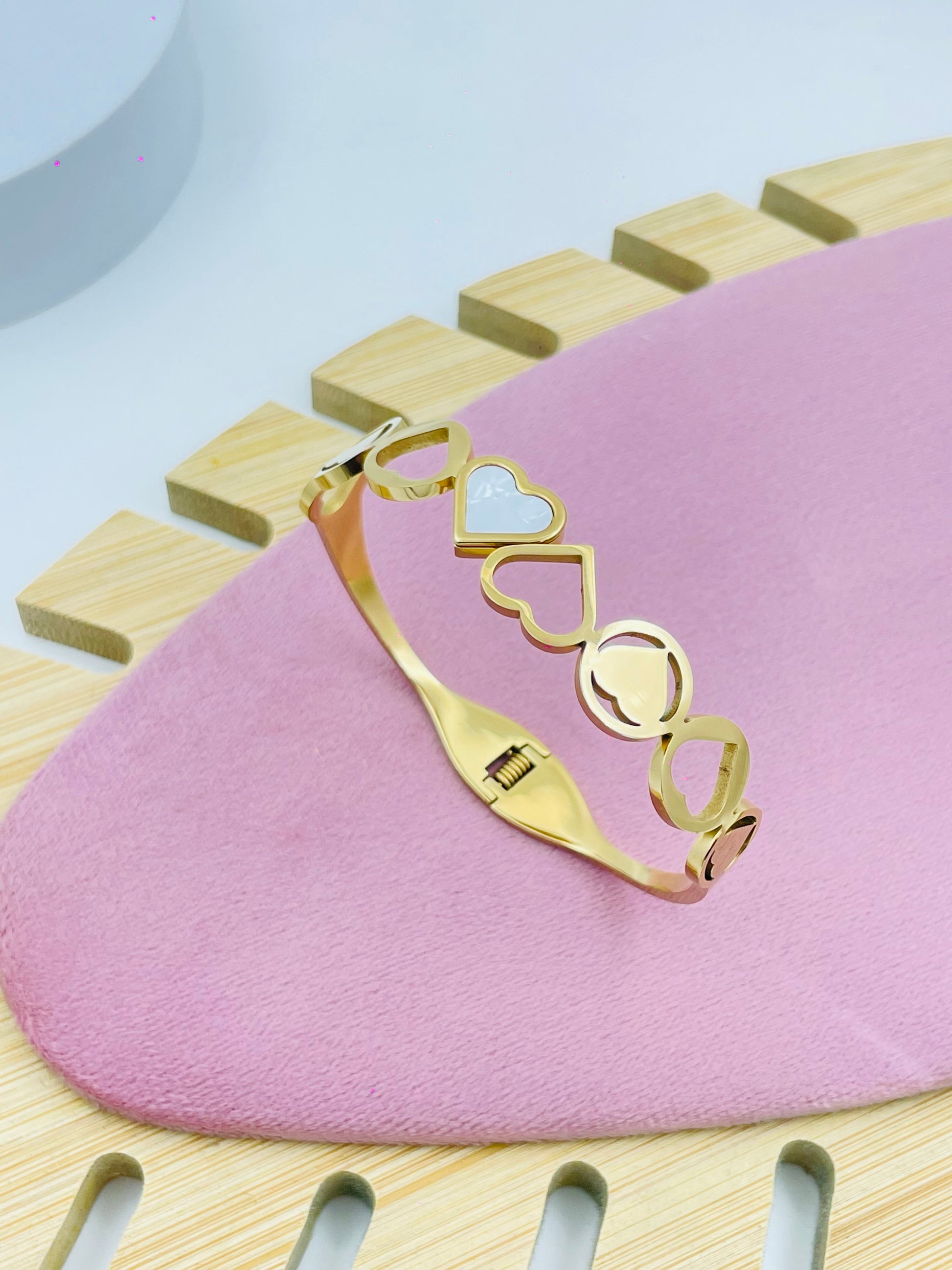 Elegant Gold Bracelet with Heart Design