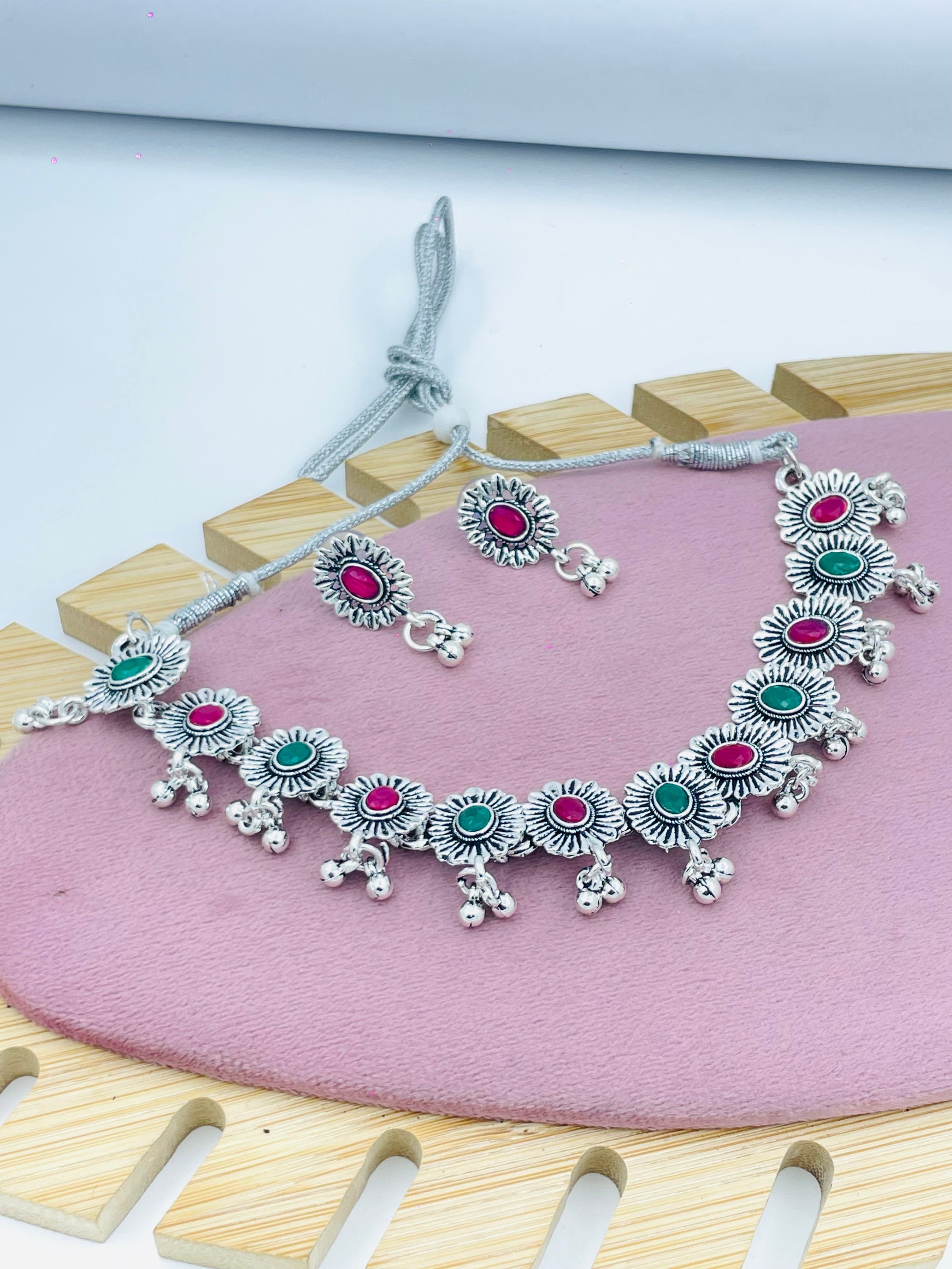 Elegant Traditional Silver Tone Necklace Set with Earrings