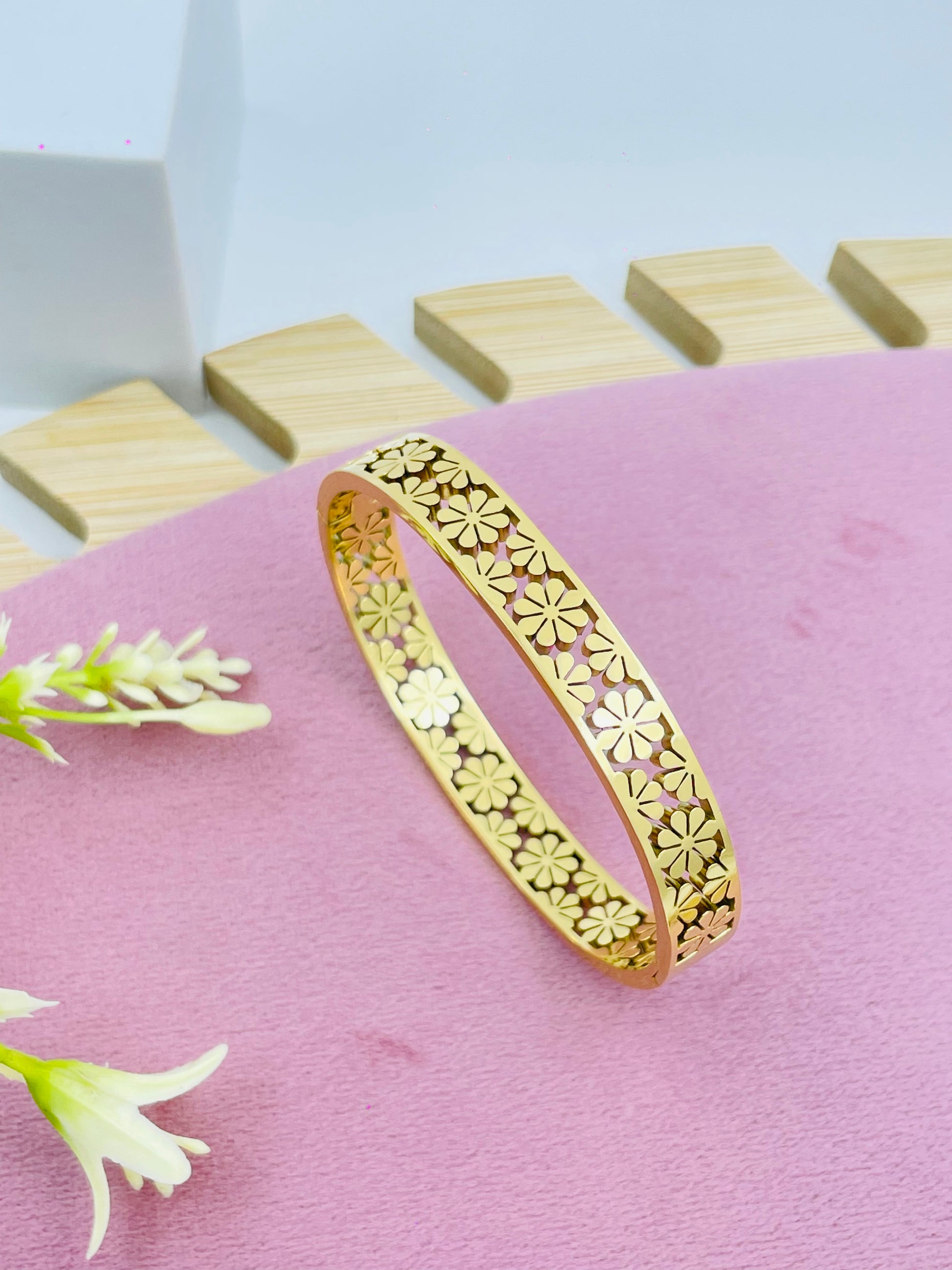 Elegant Floral Pattern Gold Bangle  Perfect Accessory