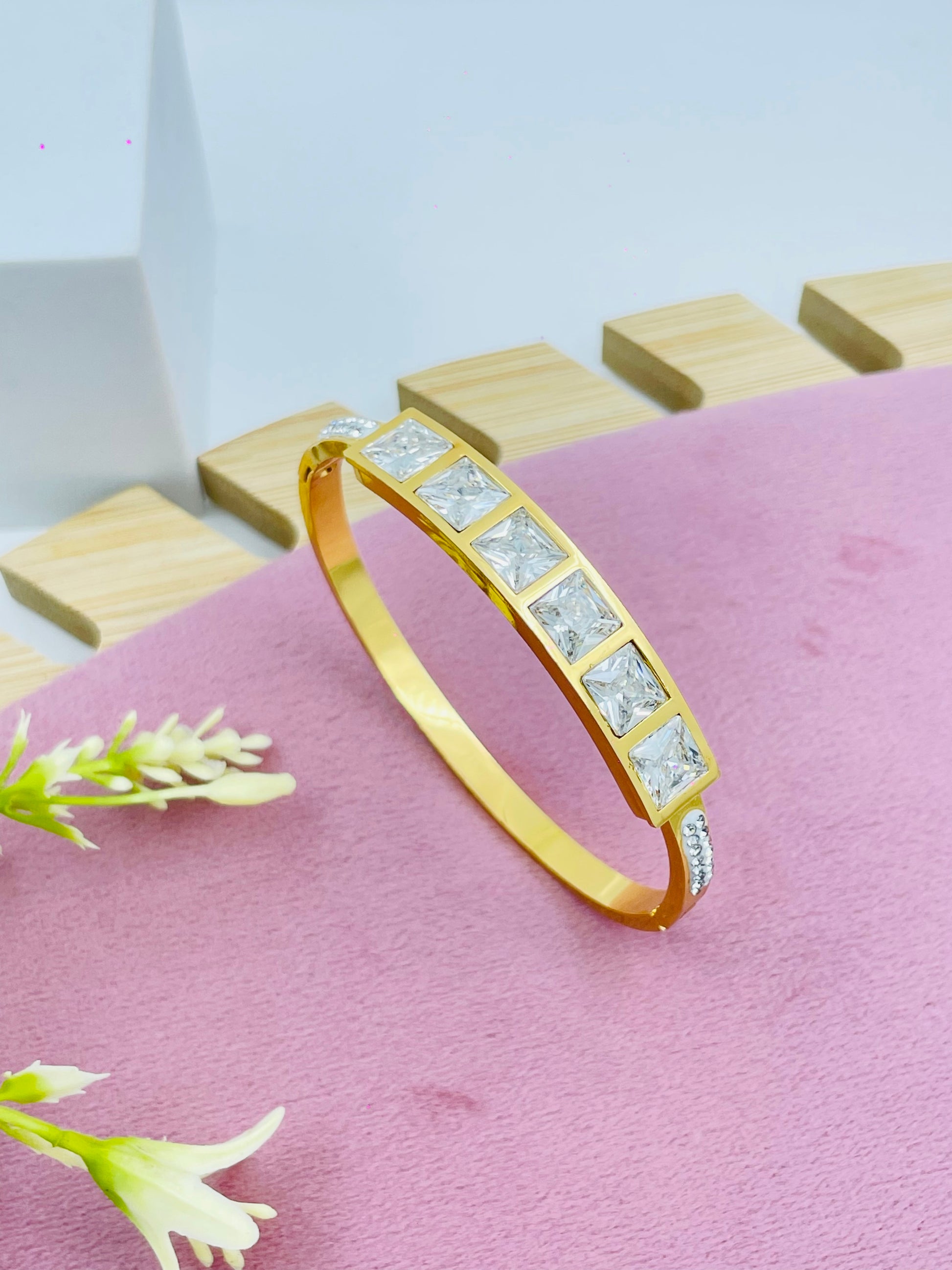 Elegant Gold Bracelet with Square Diamonds