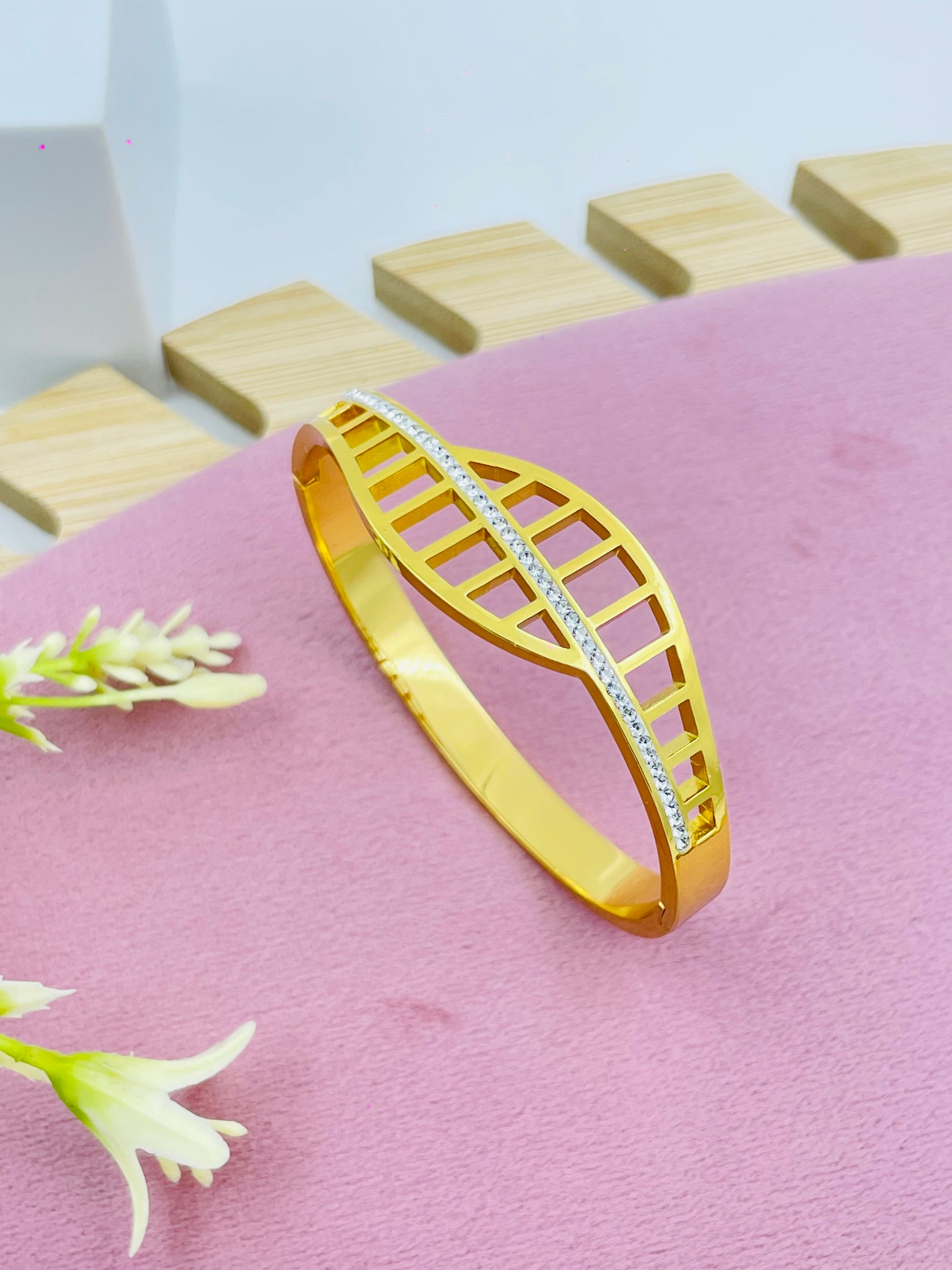 Elegant Gold Bracelet with Diamond Accents
