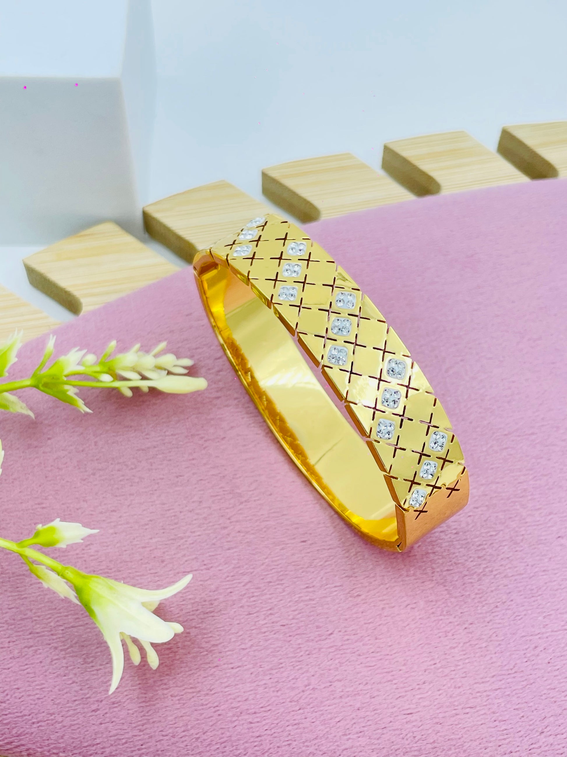 Elegant Gold Bracelet with Diamond Accents