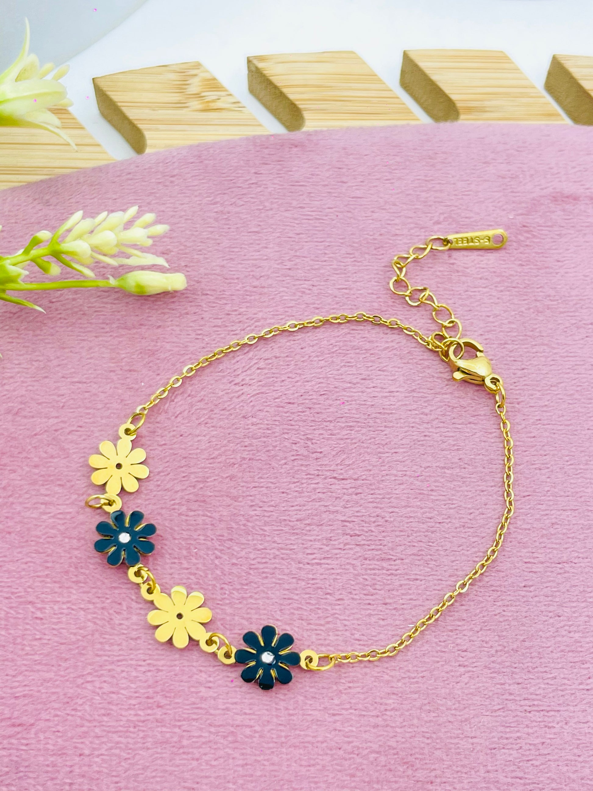 Elegant Gold Flower Chain Bracelet