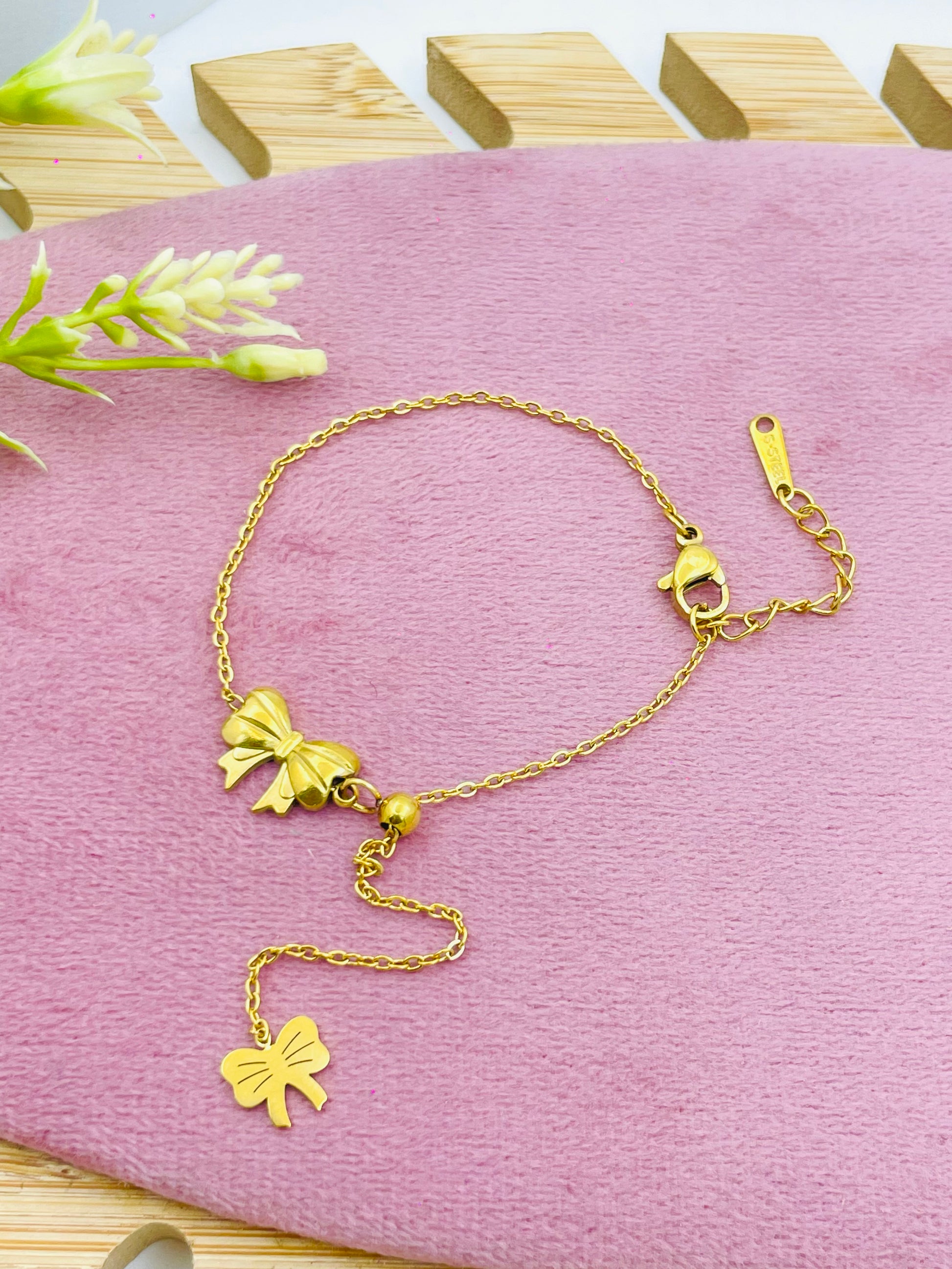 Elegant Gold Bow Charm Bracelet for Stylish Accents