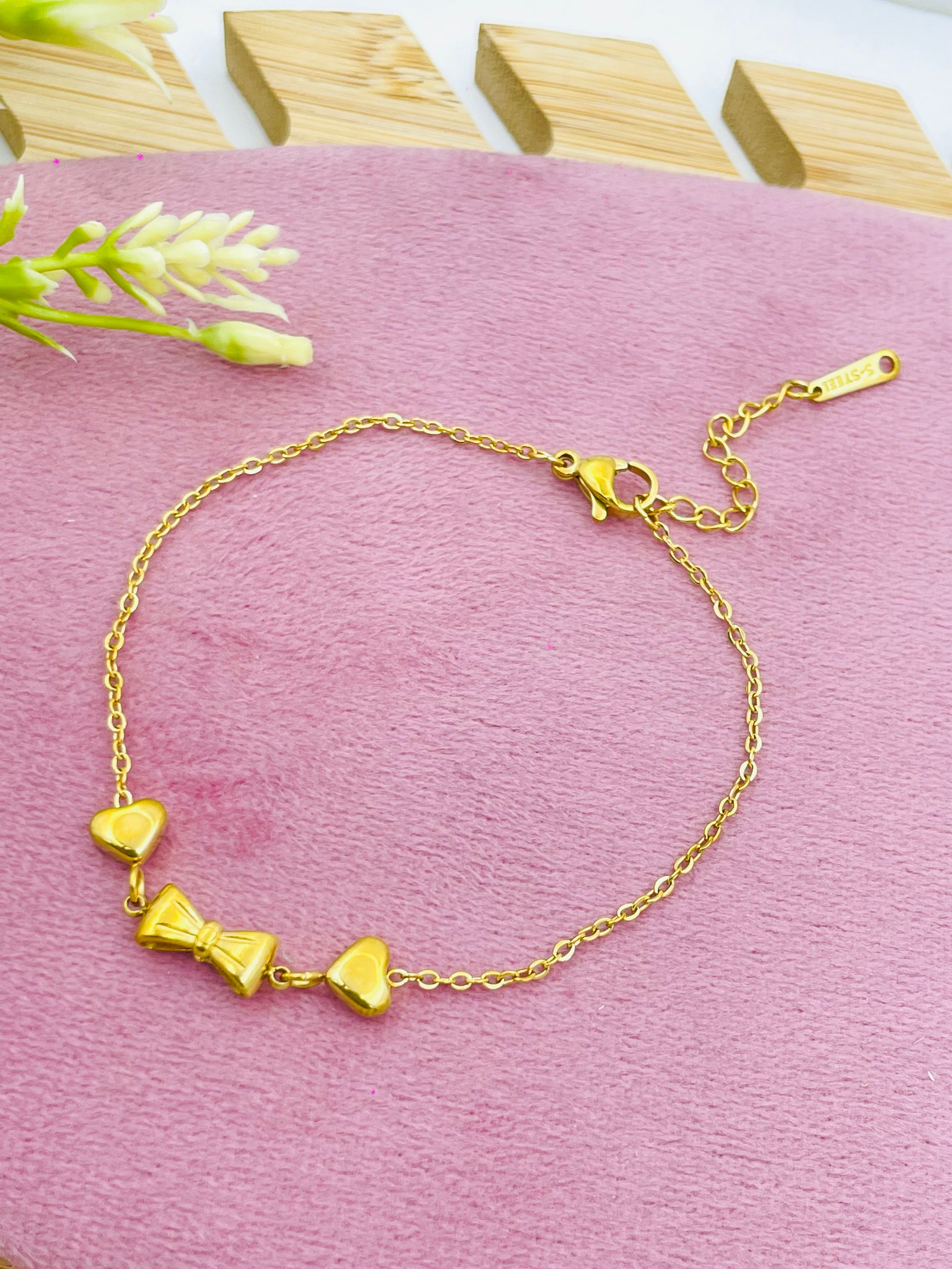 Elegant Gold Bow and Heart Bracelet for Women