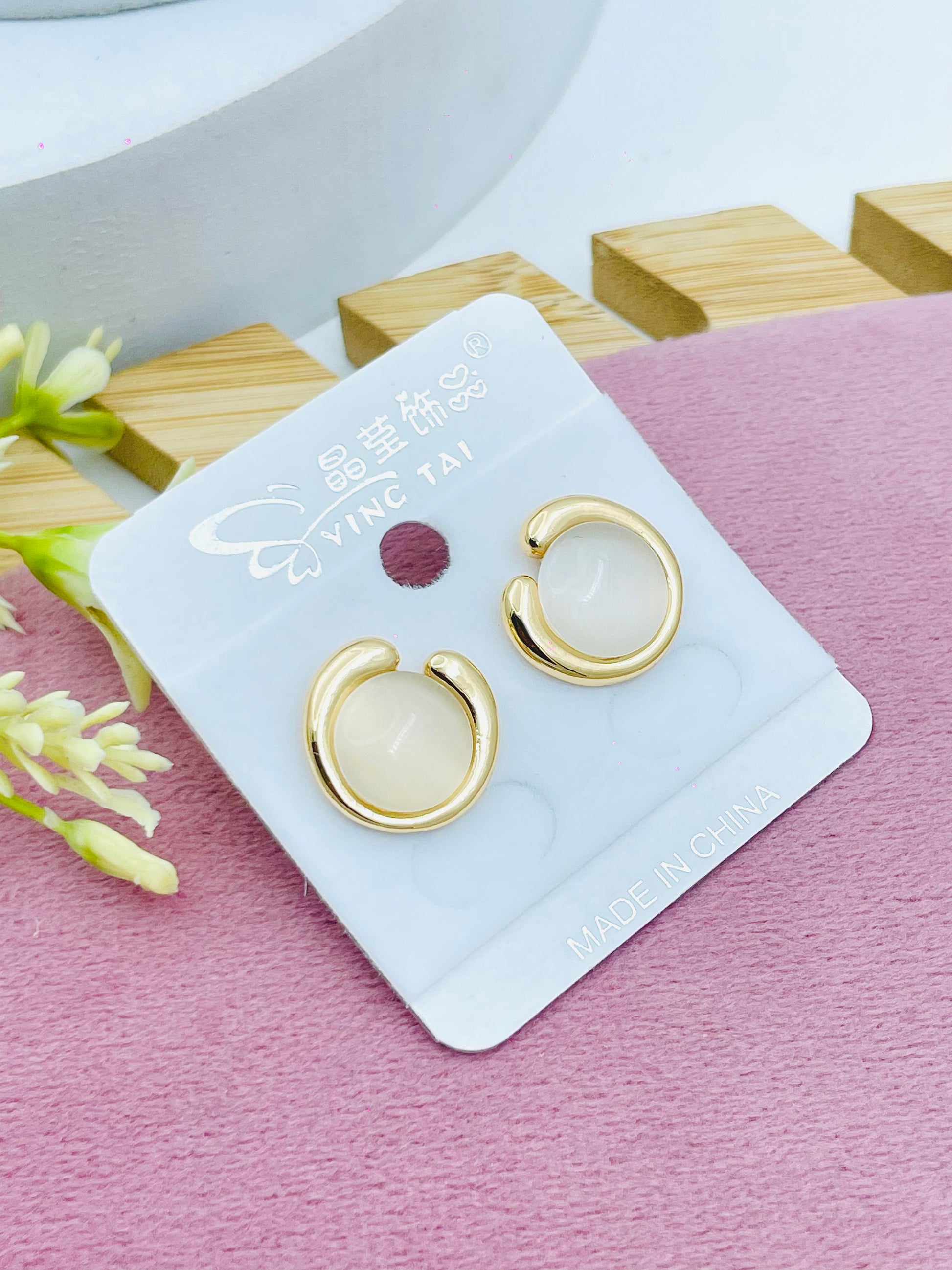 Elegant Gold and Pearl Round Earrings