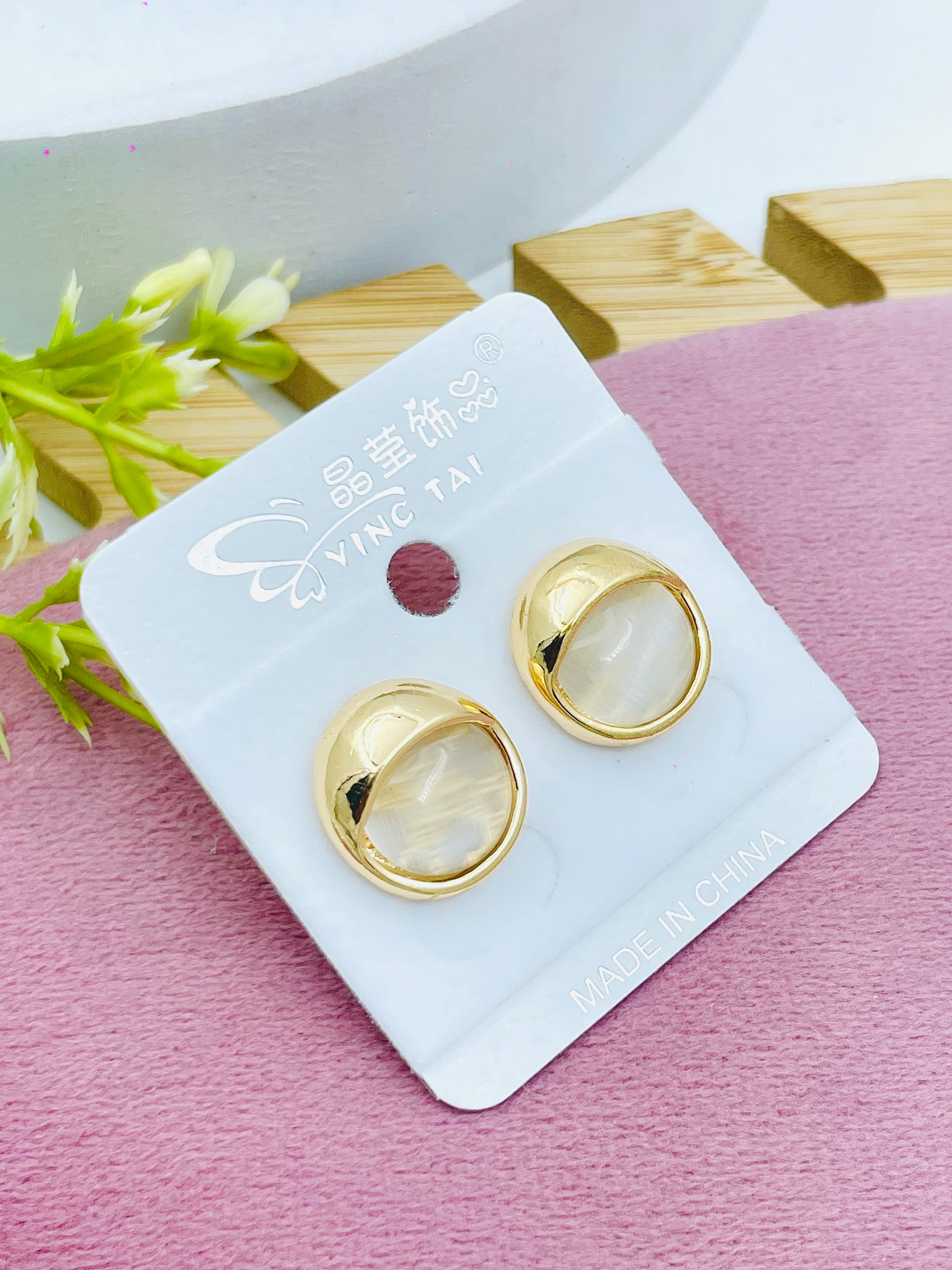 Vinci Tai Elegant Gold and Pearl Button Earrings