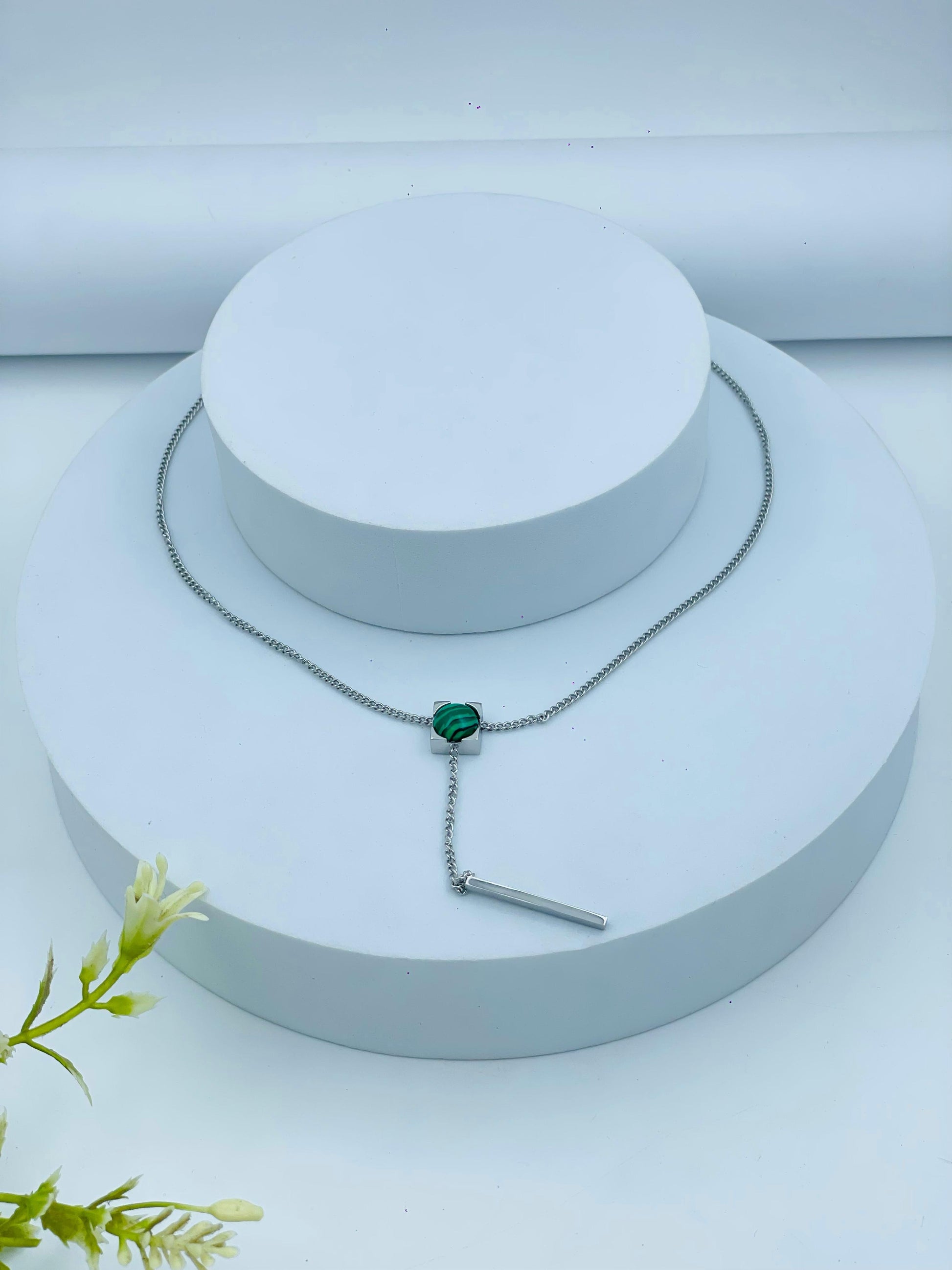 Elegant Adjustable Pendant Necklace for Women – Sleek Modern Design