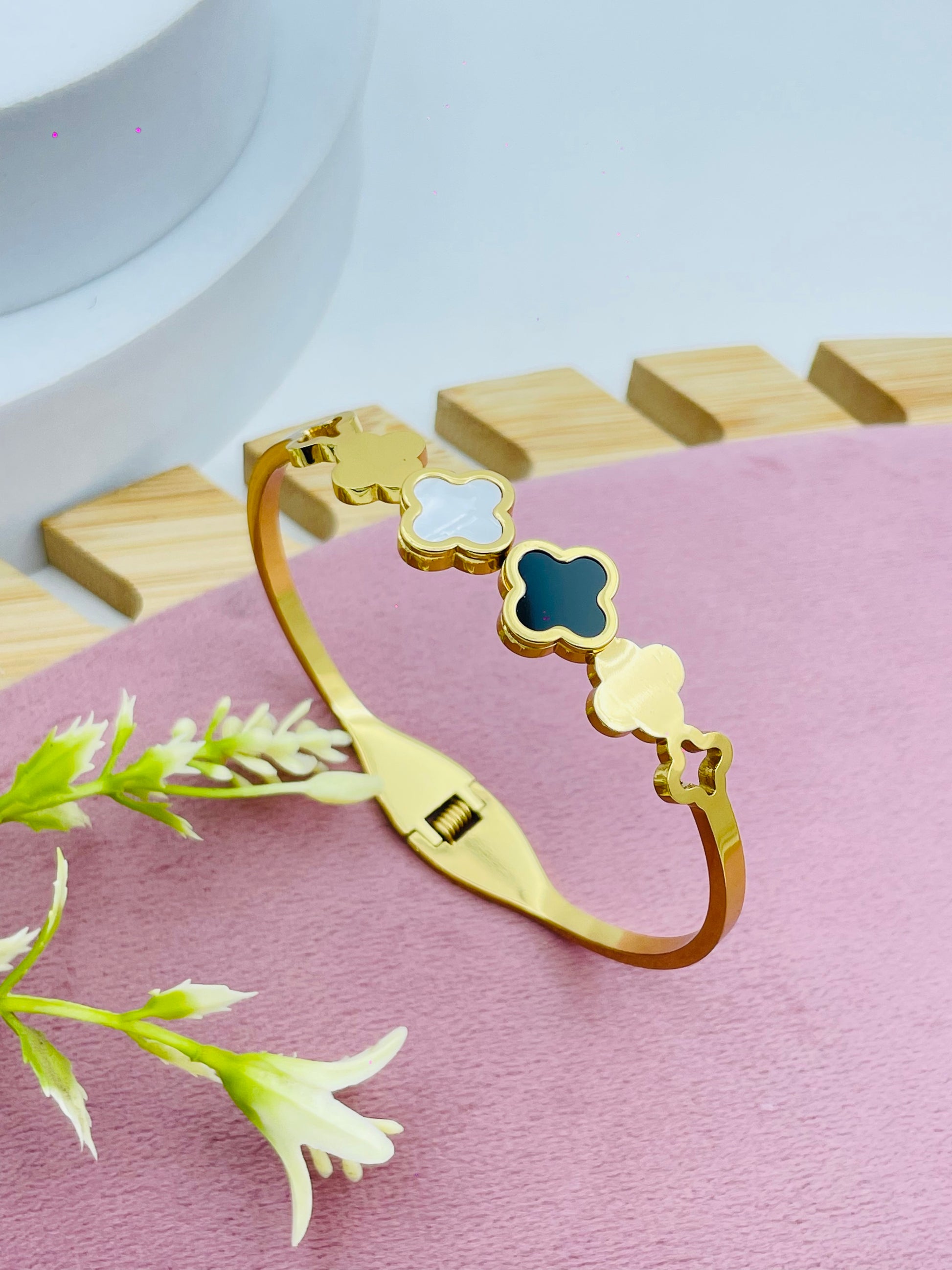 Elegant Clover Design Gold Bangle Bracelet