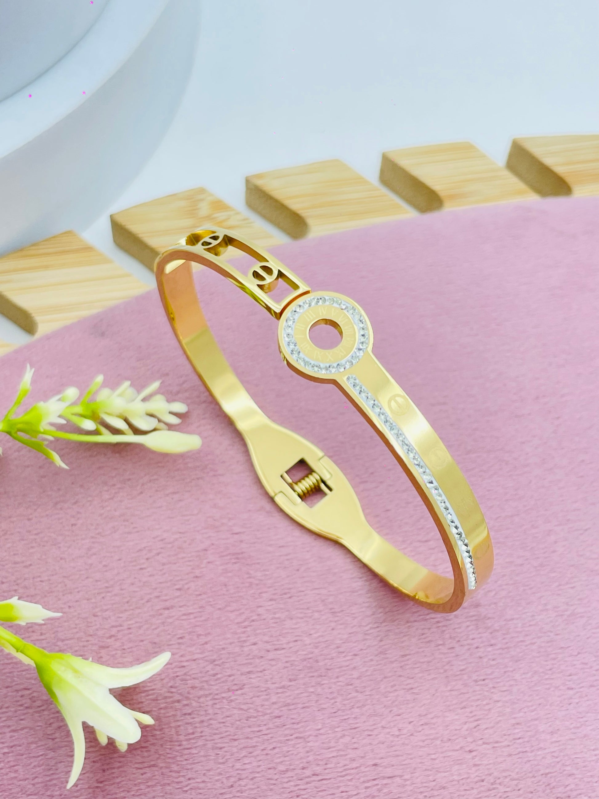 Elegant Gold Bracelet with Circular Accent