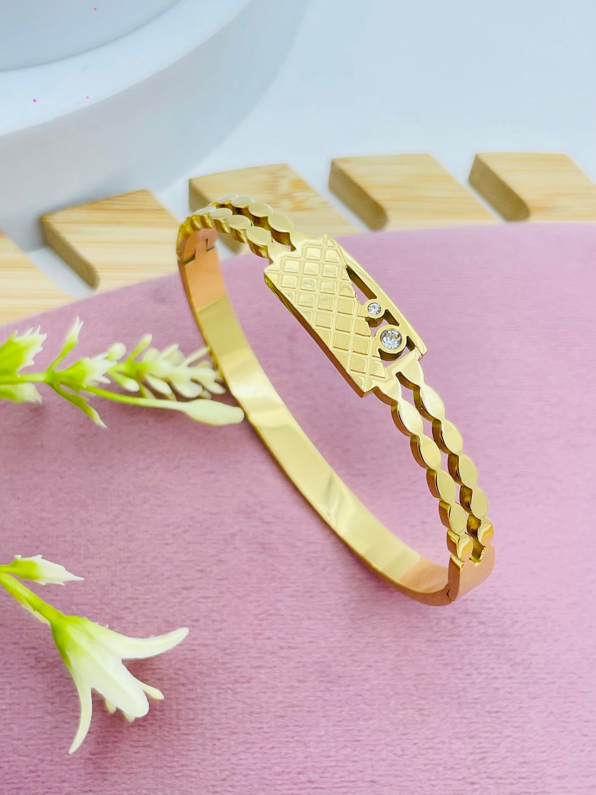 Elegant Gold Geometric Bracelet with Diamond Detail