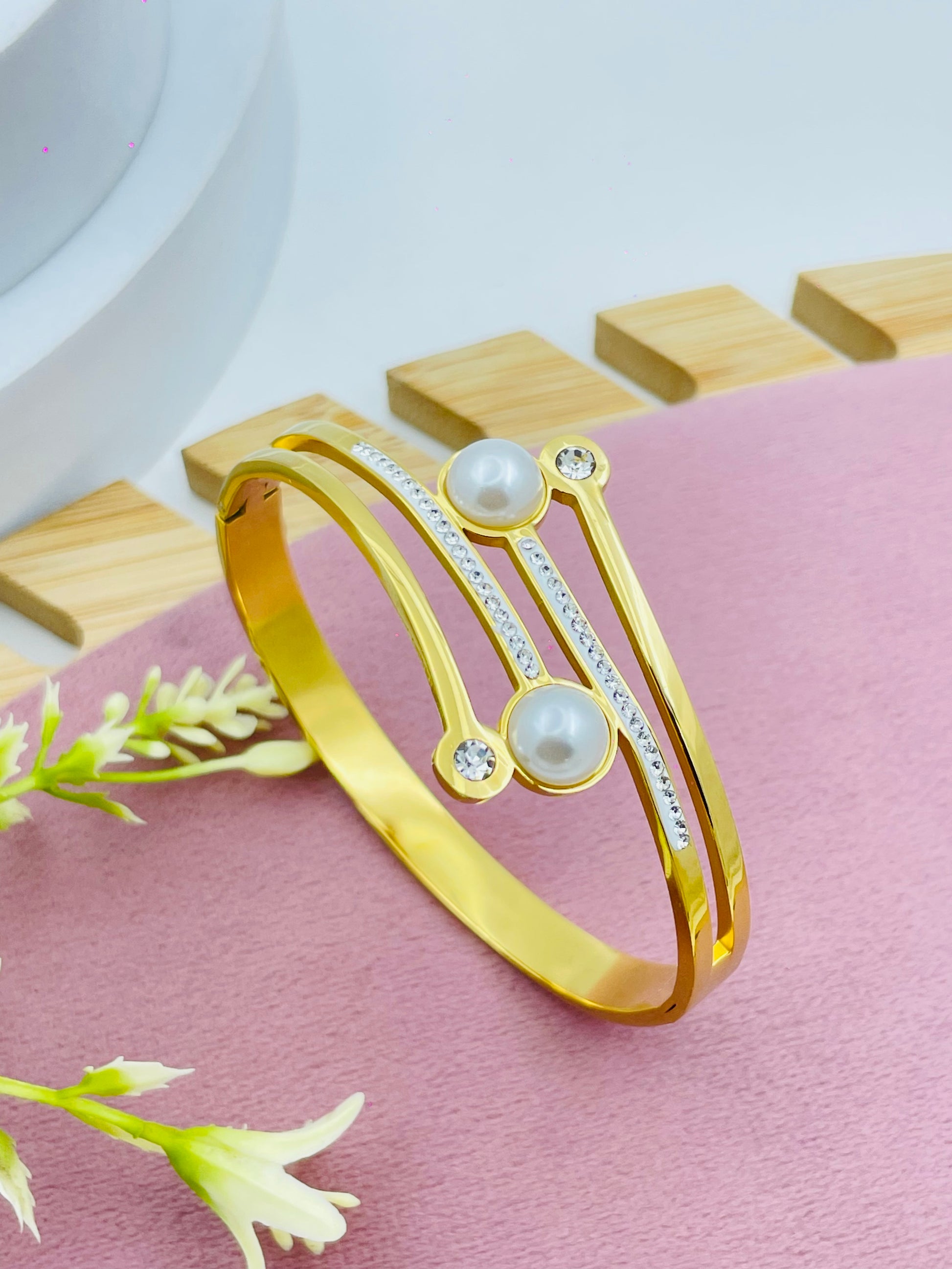 Elegant Gold Bracelet with Pearls