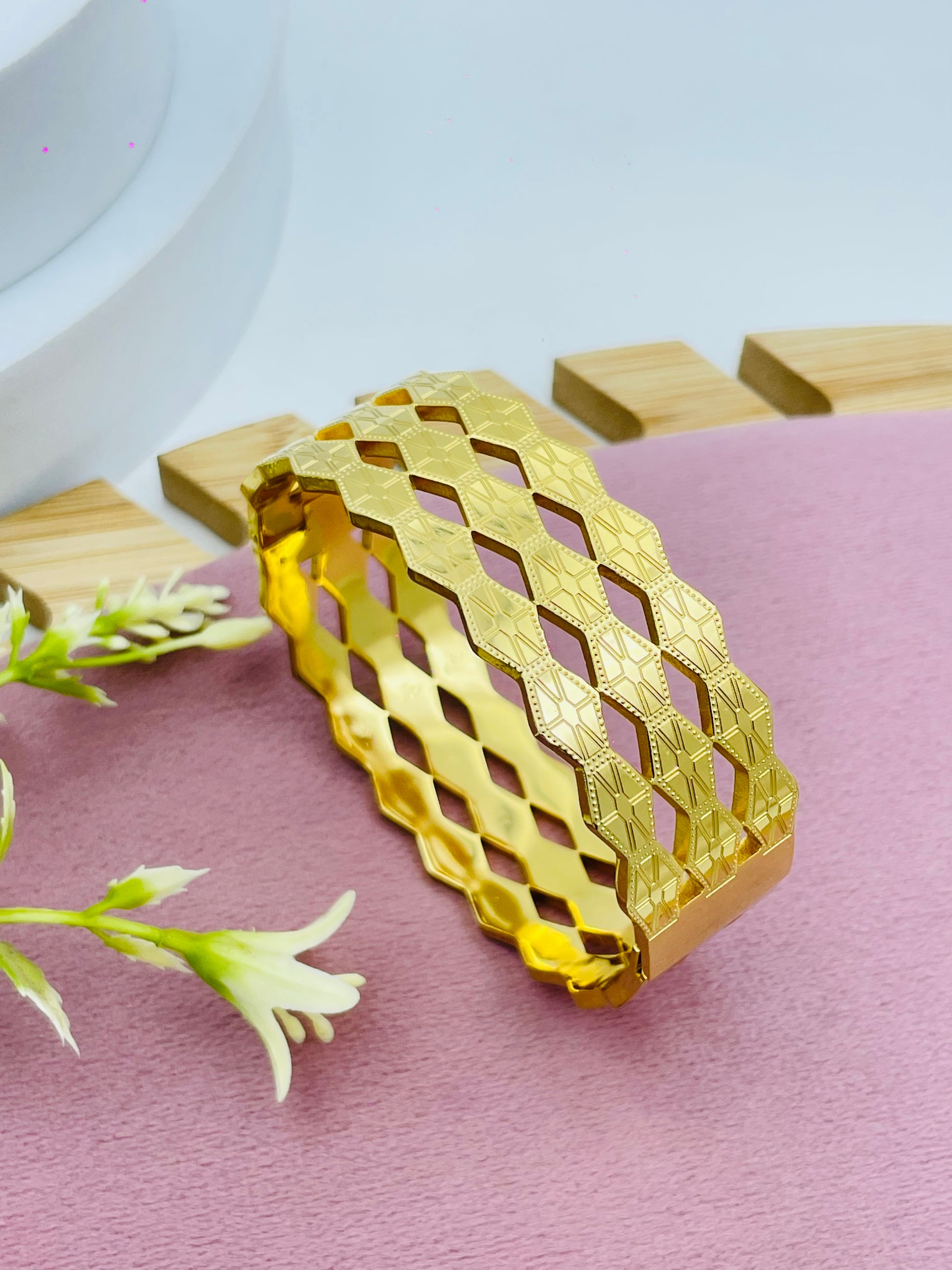 Elegant Geometric Gold Bracelet