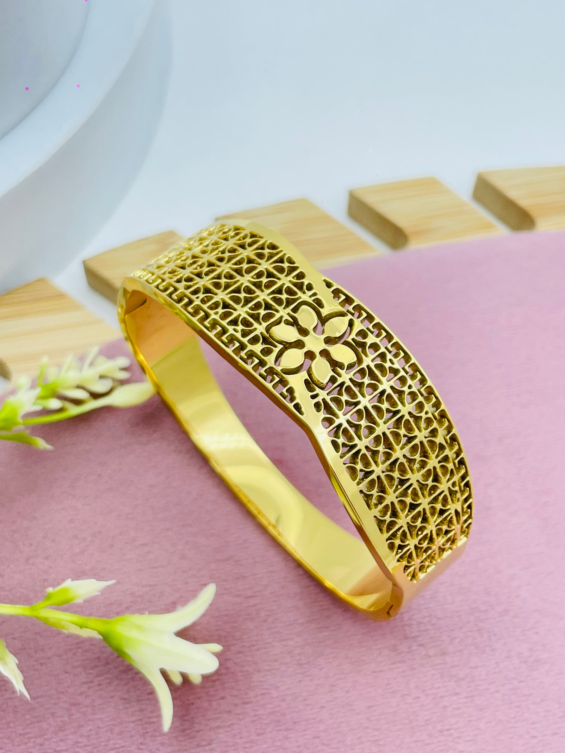 Elegant Floral Gold Bracelet  Intricate Design